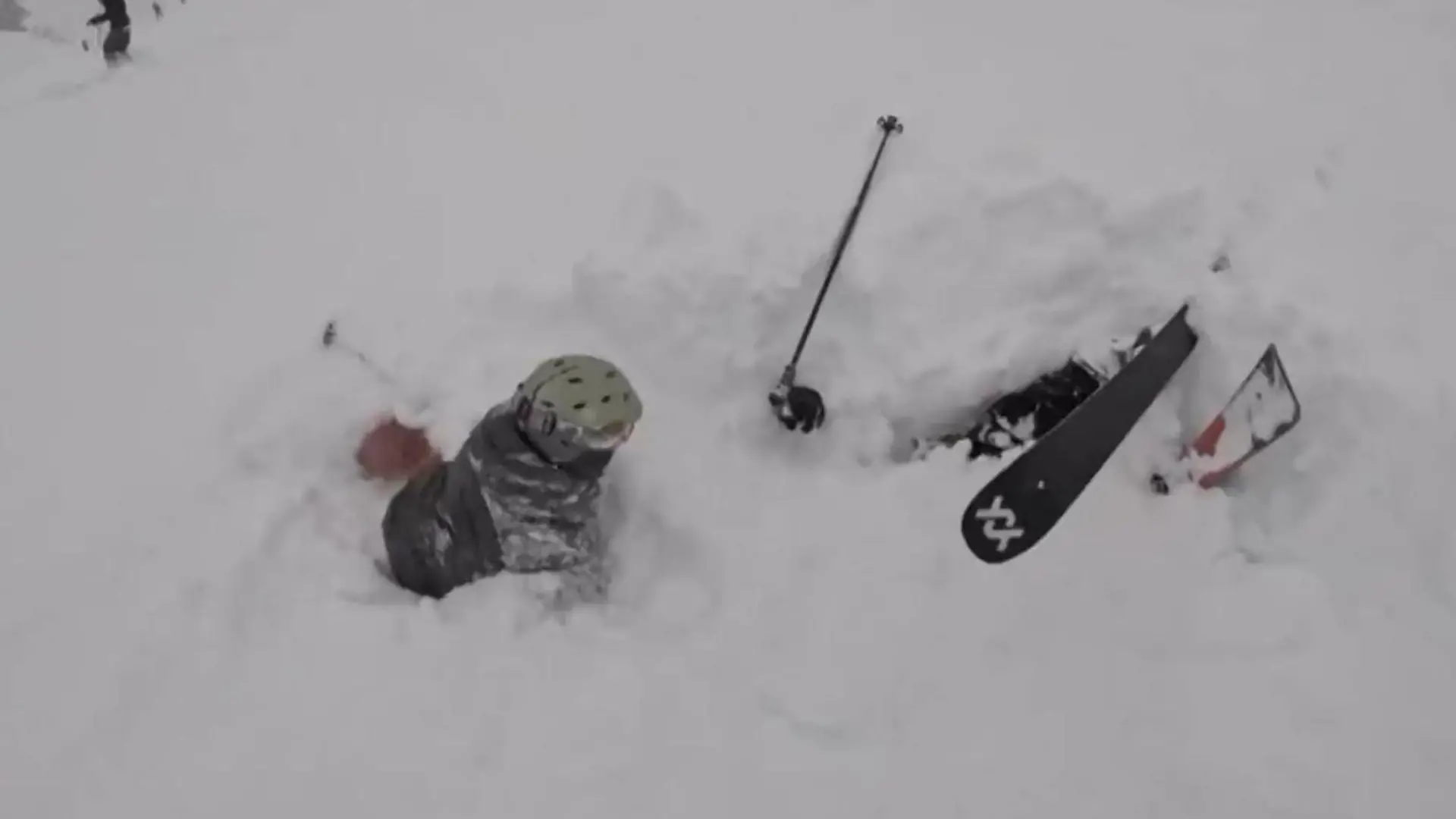 Lebendig unter Schnee begraben! Männer sehen nur seine Skispitzen Zufällig auf der Piste entdeckt