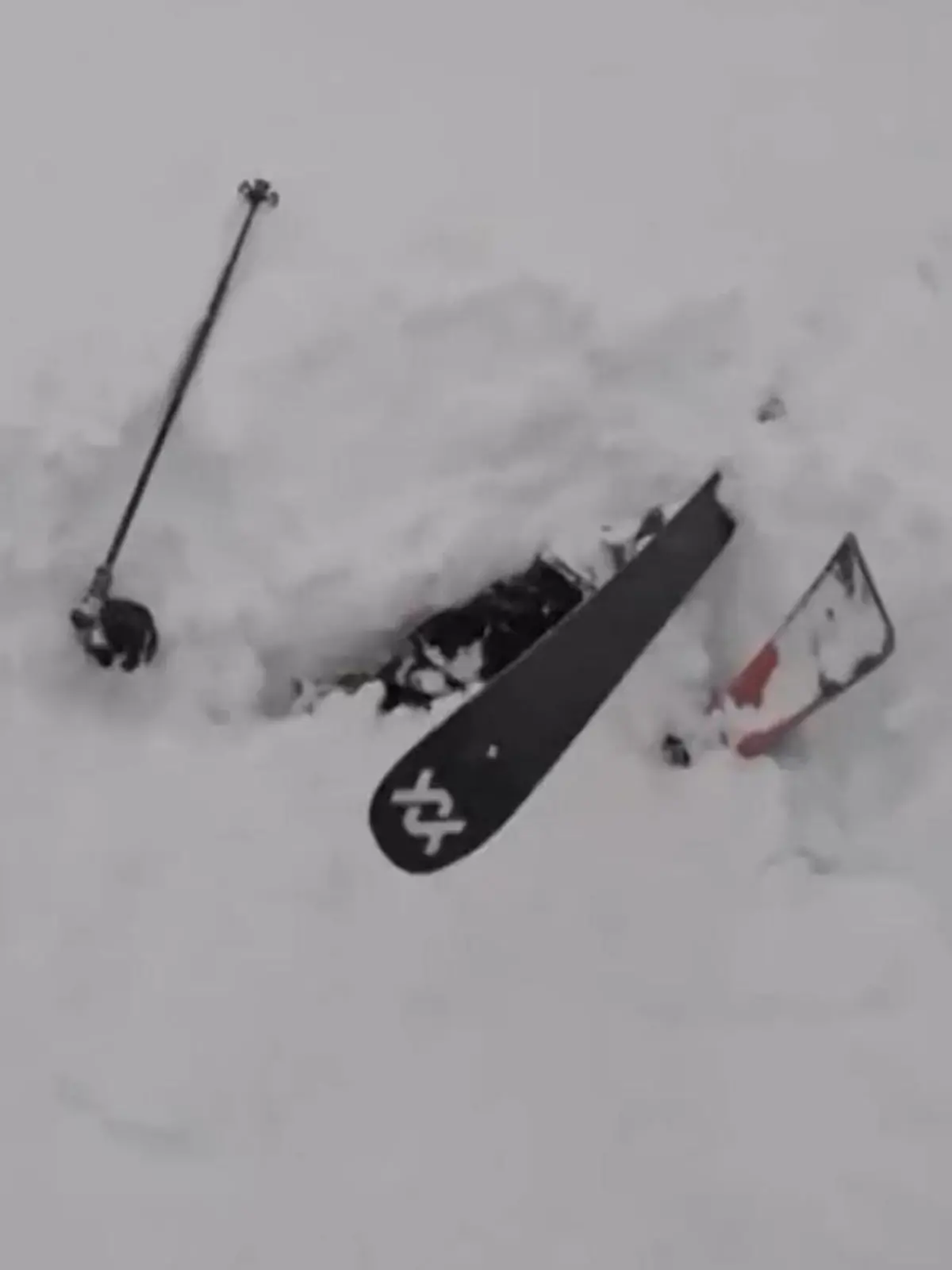 Bild zu: "Lebendig unter Schnee begraben! Männer sehen nur seine Skispitzen"