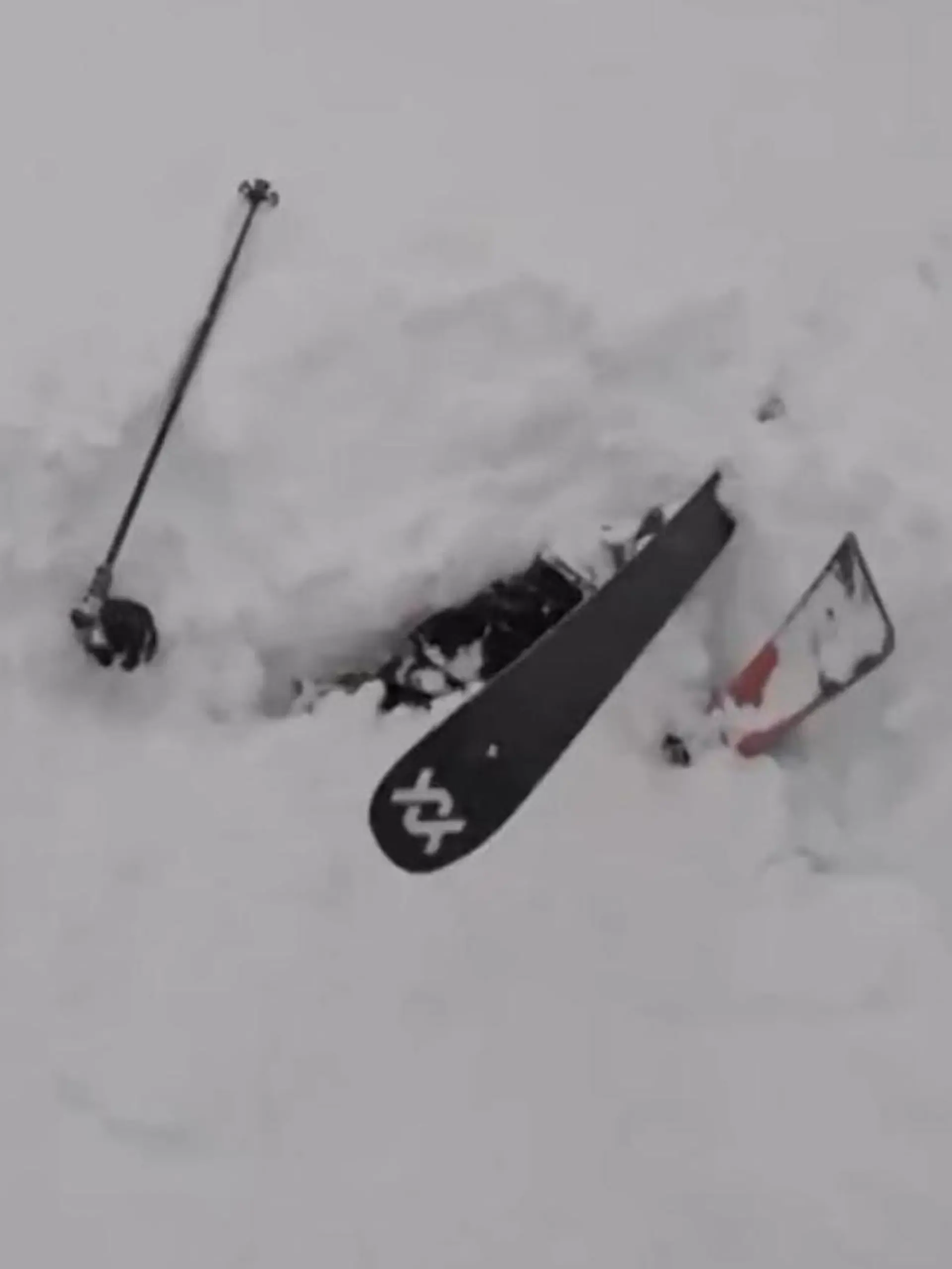 Bild zu: "Lebendig unter Schnee begraben! Männer sehen nur seine Skispitzen"