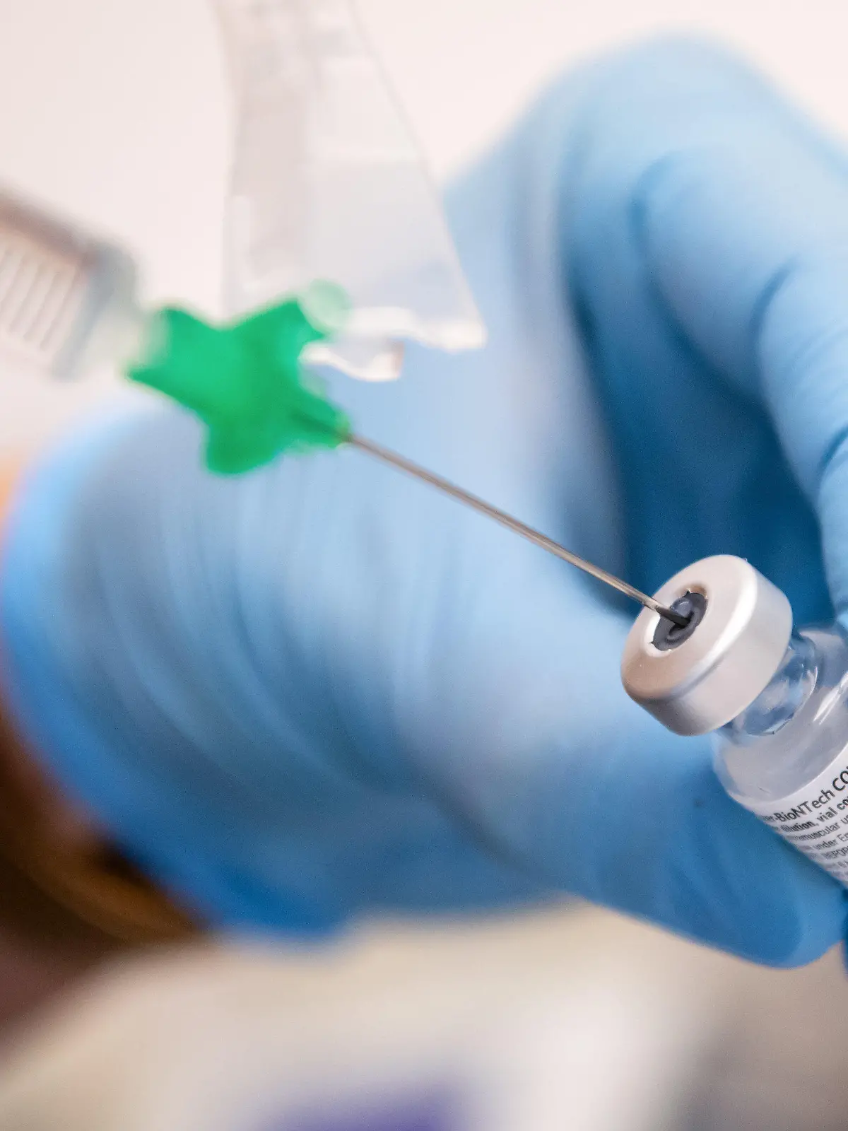 ARCHIV - 30.12.2020, Bayern, Gauting: Eine Klinik-Mitarbeiterin zieht den Covid-19 Impfstoff von Biontech/Pfizer für eine Impfung auf eine Spritze.     (zu dpa "Corona-Impfung: Wie man die Zögerlichen und Unsicheren erreicht") Foto: Sven Hoppe/dpa +++ dpa-Bildfunk +++