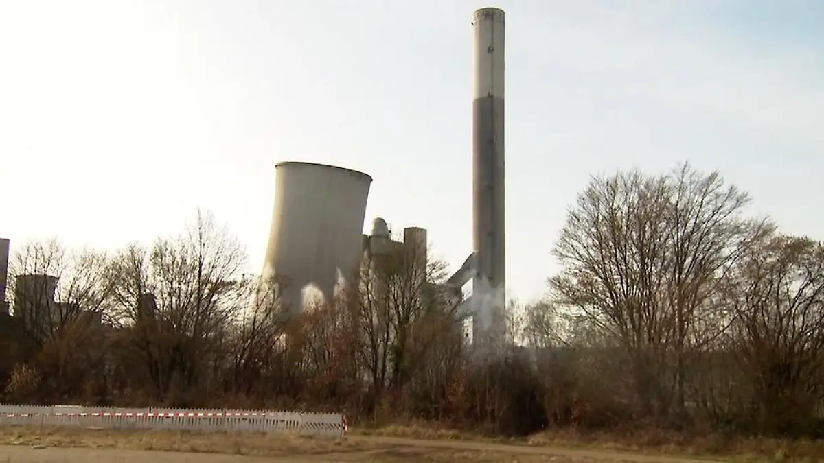 Kühlturm-Sprengung in Grevenbroich Wahrzeichen fällt