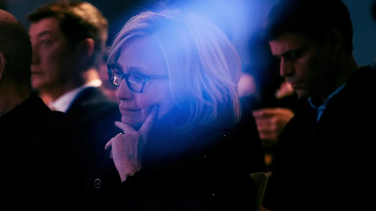 Hillary Clinton (r), frühere US-Aussenministerin, nimmt an der Eröffnung von dem «The World Forum 2026» unter dem Titel «Will democracy. Will humankind. Will the planet survive?» im Hotel Adlon Kempinski teil. +++ dpa-Bildfunk +++