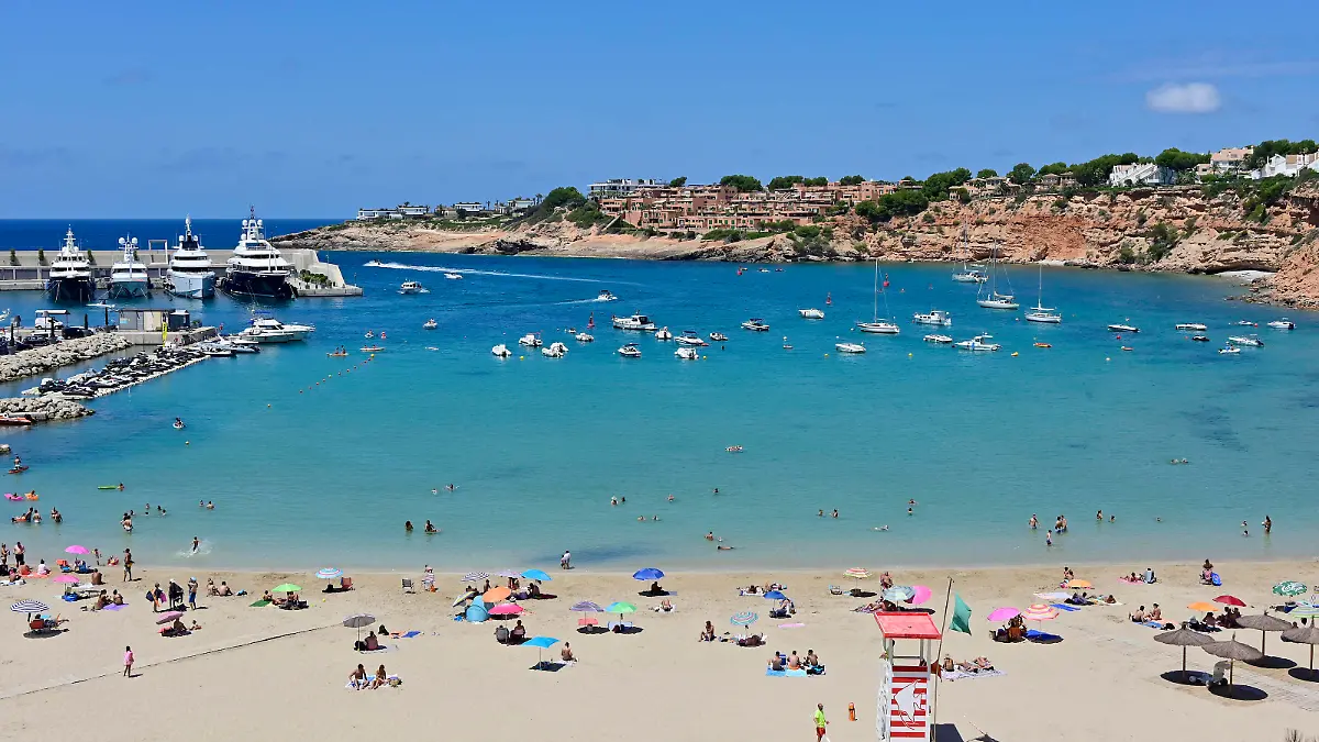  18.07.2020. Spanien, Baleraren, Mallorca. Port Adriano. Der im Jahre 1992 erbaute Yachthafen befindet sich im suedwestlichen Teil der Bucht von Palma de Mallorca und hat sich mittlerweile zu einem der beliebtesten Sporthaefen im Mittelmeerraum etabliert. Von hier werden Ausfluege zu den Nachbarinseln angeboten. Ausserdem gilt er als Ausgangspunkt fuer Ausfluege und Segelturns entlang der mallorquinischen Kueste. Blick auf die Badebucht direkt am Hafen. Mallorcaurlaub waehrend der Coronakrise *** 18 07 2020 Spain, Baleraren, Mallorca Port Adriano The marina was built in 1992 and is located in the south-western part of the bay of Palma de Mallorca. It has become one of the most popular marinas in the Mediterranean area.