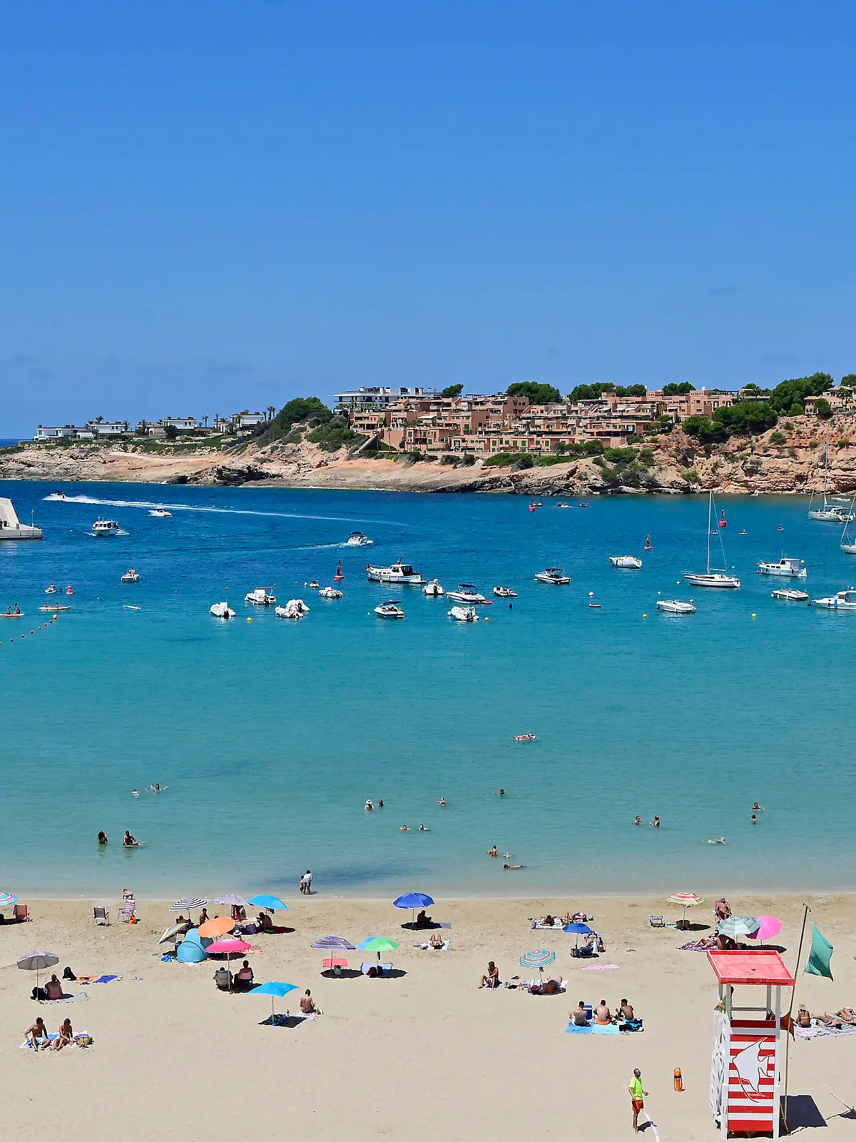  18.07.2020. Spanien, Baleraren, Mallorca. Port Adriano. Der im Jahre 1992 erbaute Yachthafen befindet sich im suedwestlichen Teil der Bucht von Palma de Mallorca und hat sich mittlerweile zu einem der beliebtesten Sporthaefen im Mittelmeerraum etabliert. Von hier werden Ausfluege zu den Nachbarinseln angeboten. Ausserdem gilt er als Ausgangspunkt fuer Ausfluege und Segelturns entlang der mallorquinischen Kueste. Blick auf die Badebucht direkt am Hafen. Mallorcaurlaub waehrend der Coronakrise *** 18 07 2020 Spain, Baleraren, Mallorca Port Adriano The marina was built in 1992 and is located in the south-western part of the bay of Palma de Mallorca. It has become one of the most popular marinas in the Mediterranean area.