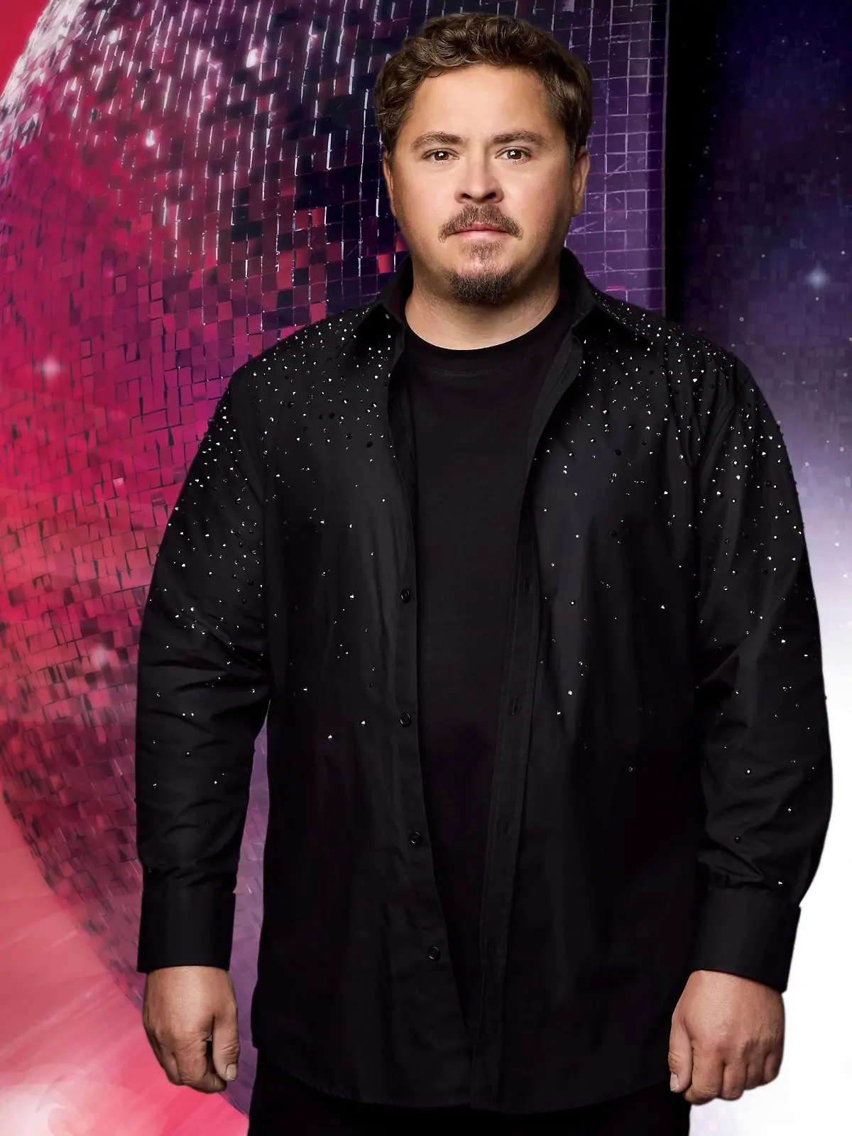 Bild zu: "Jetzt bringt sie Papa die Schritte bei! Gustav Schäfers Tochter übt neuen Tanz während des Trainings"