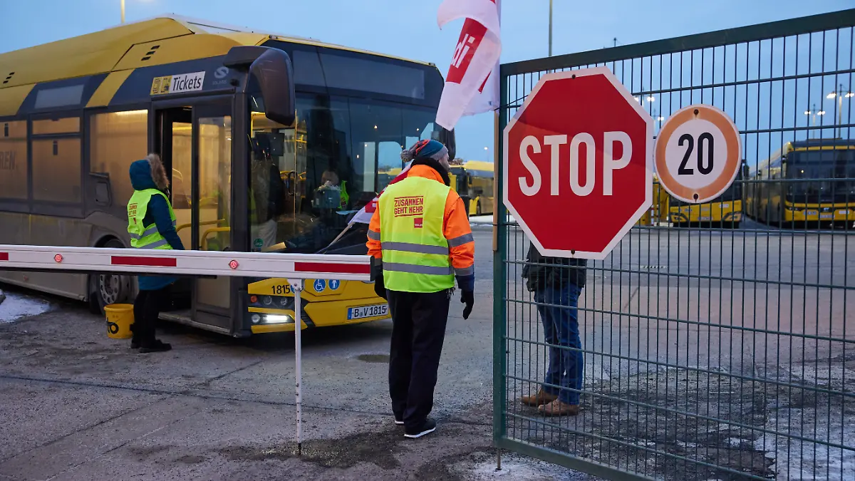  Streik bei der BVG in Berlin ** NUR FÜR REDAKTIONELLE ZWECKE ** EDITORIAL USE ONLY **Ein Bus mit Streikenden versperrt die Zu- und Ausfahrt zum BVG Betriebshof in der Indira-Gandhi-Straße. Der Warnstreik der Gewerkschaft Verdi hat den Nahverkehr in der Hauptstadt nahezu vollständig lahmgelegt. Deutschland Berlin Berlin Copyright: JörgxCarstensen *** Strike at the BVG in Berlin FOR EDITORIAL PURPOSES ONLY EDITORIAL USE ONLY p A bus with strikers blocks the entrance and exit to the BVG depot in Indira Gandhi Straße The warning strike by the Verdi trade union has almost completely paralyzed local transport in the capital Germany Berlin Berlin Copyright JörgxCarstensen Copyright: JörgxCarstensen doc84ebupfu9w56hm06i0v ,EDITORIAL USE ONLY