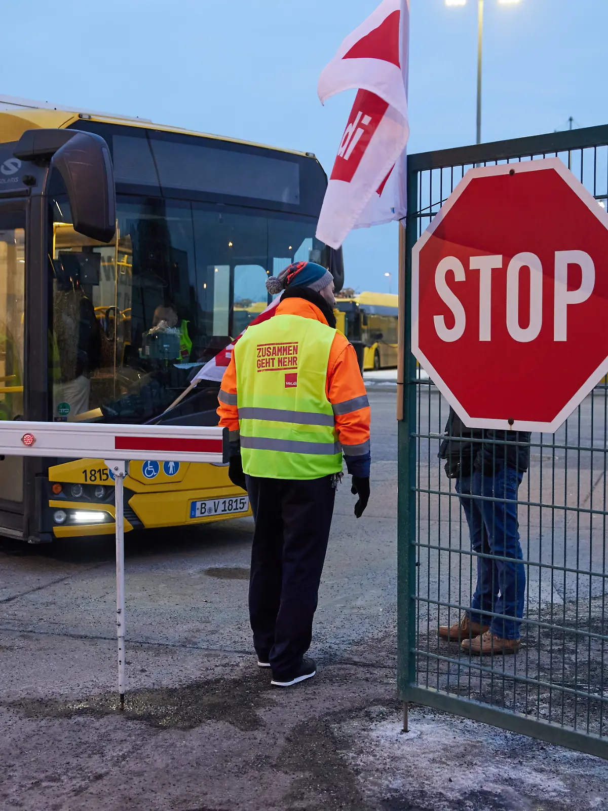  Streik bei der BVG in Berlin ** NUR FÜR REDAKTIONELLE ZWECKE ** EDITORIAL USE ONLY **Ein Bus mit Streikenden versperrt die Zu- und Ausfahrt zum BVG Betriebshof in der Indira-Gandhi-Straße. Der Warnstreik der Gewerkschaft Verdi hat den Nahverkehr in der Hauptstadt nahezu vollständig lahmgelegt. Deutschland Berlin Berlin Copyright: JörgxCarstensen *** Strike at the BVG in Berlin FOR EDITORIAL PURPOSES ONLY EDITORIAL USE ONLY p A bus with strikers blocks the entrance and exit to the BVG depot in Indira Gandhi Straße The warning strike by the Verdi trade union has almost completely paralyzed local transport in the capital Germany Berlin Berlin Copyright JörgxCarstensen Copyright: JörgxCarstensen doc84ebupfu9w56hm06i0v ,EDITORIAL USE ONLY