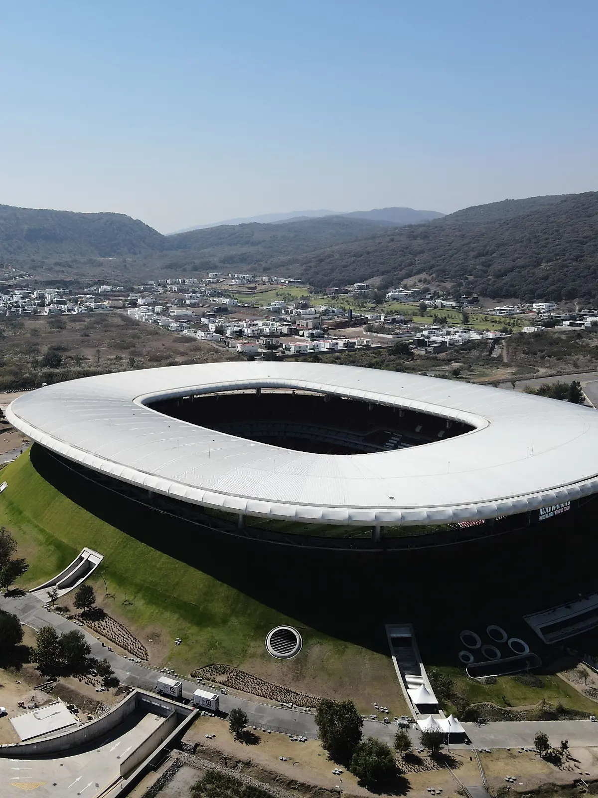 Im Umkreis von 16 Kilometern um das Akron-Stadion wurden mindestens 500 Säcken mit menschlichen Überresten entdeckt.