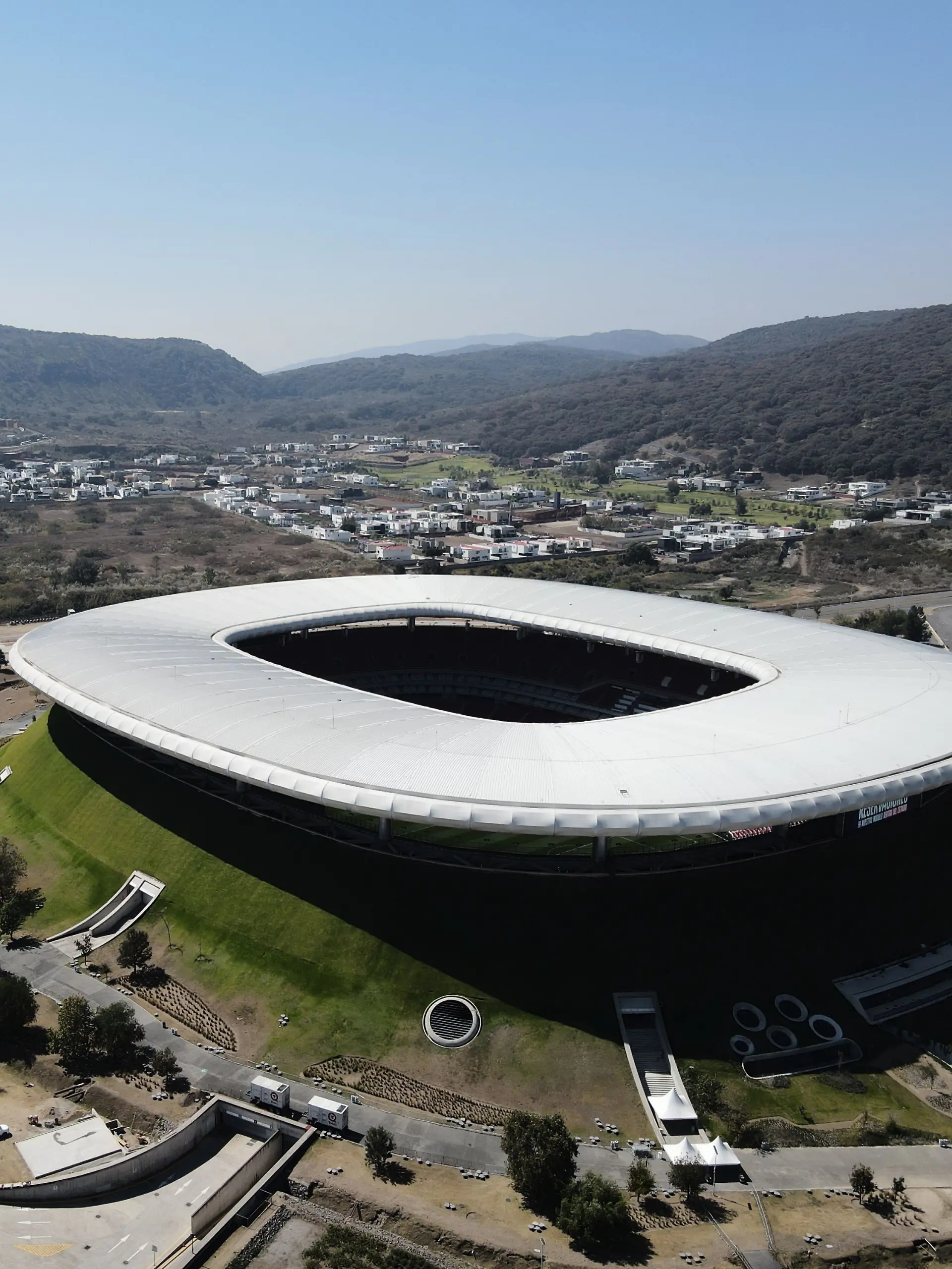 Im Umkreis von 16 Kilometern um das Akron-Stadion wurden mindestens 500 Säcken mit menschlichen Überresten entdeckt.