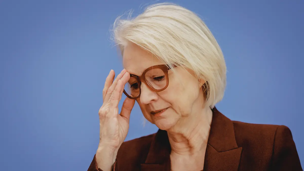 Monika Schnitzer, Vorsitzende des Sachverstaendigenrates zur Begutachtung der gesamtwirtschaftlichen Entwicklung, aufgenommen im Rahmen der Vorstellung des Jahresgutachtens 2025/26 des Sachverstaendigenrat zur Begutachtung der gesamtwirtschaftlichen Entwicklung in Berlin, 12.11.2025. Berlin Deutschland *** Monika Schnitzer, Chairwoman of the German Council of Economic Experts, recorded at the presentation of the Annual Report 2025 26 of the German Council of Economic Experts in Berlin, 12 11 2025 Berlin Germany Copyright: xFlorianxGaertnerx