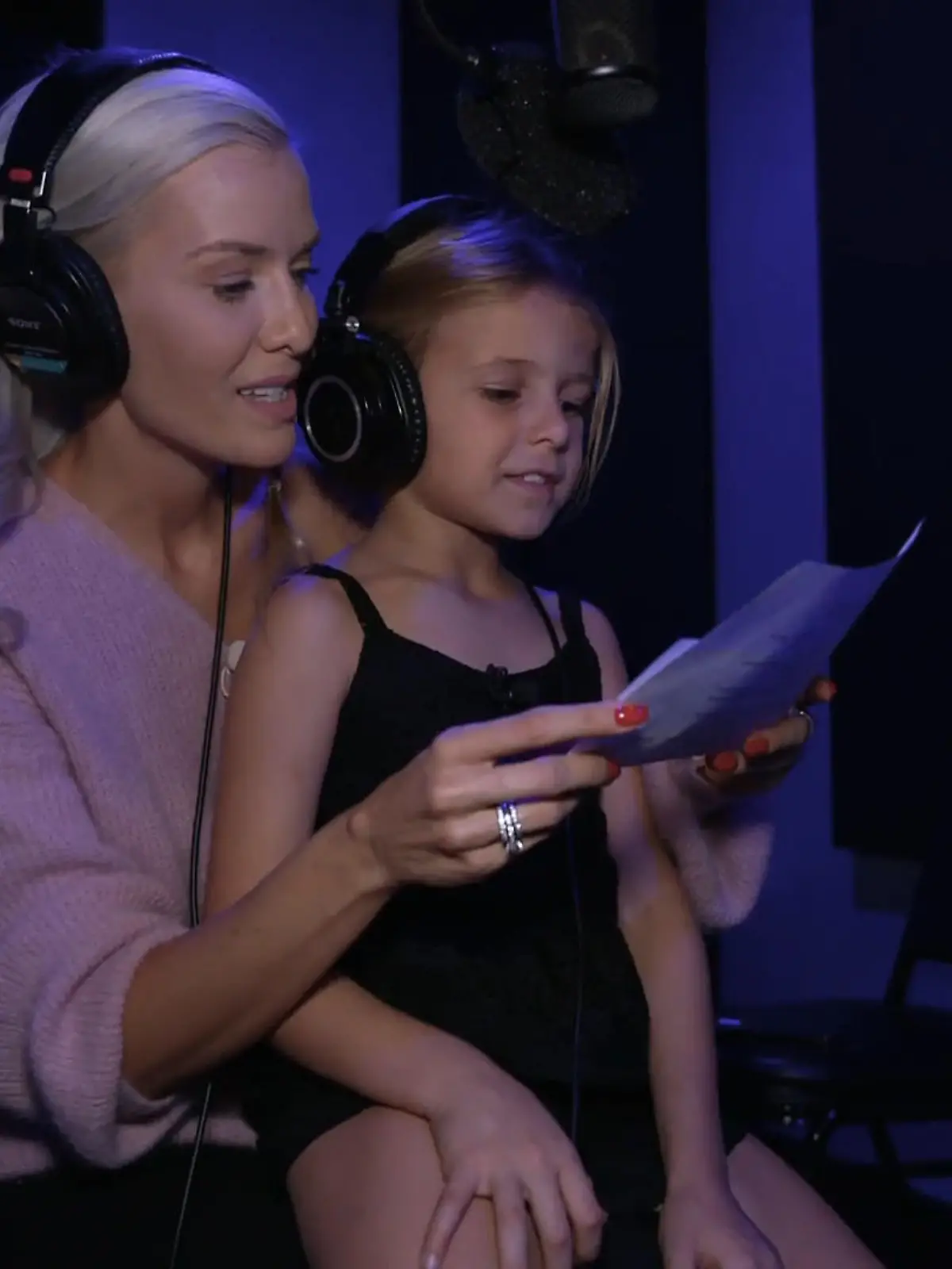 Bild zu: "Oksana und Ariel im Tonstudio"