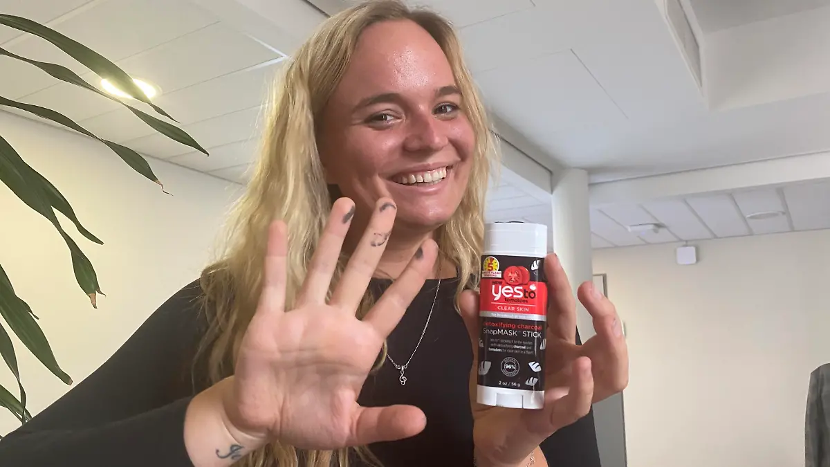 Bei der Tomaten-Aktivkohlen-Maske hatte man beim Öffnen schon einen Teil der Maske an den Händen kleben