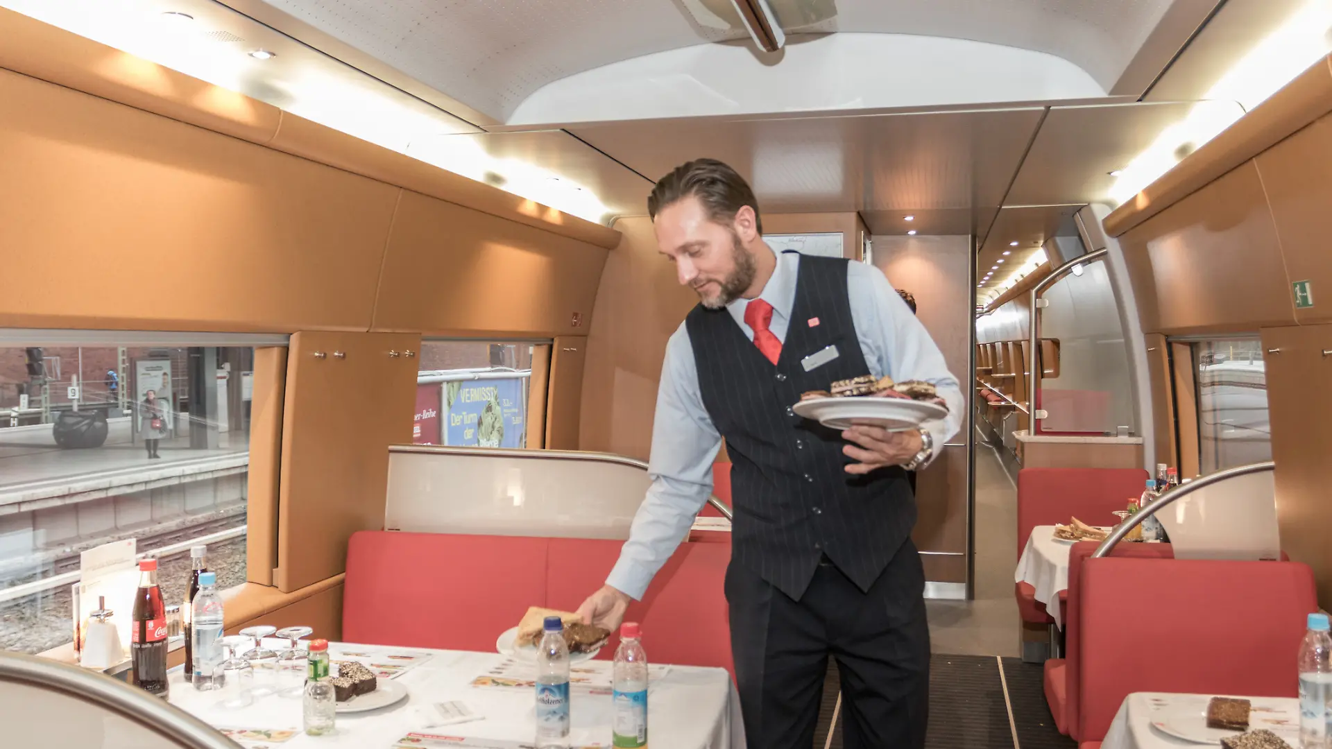 Bahn-Mitarbeiter im Bordrestaurant eines ICE (Symbolfoto)