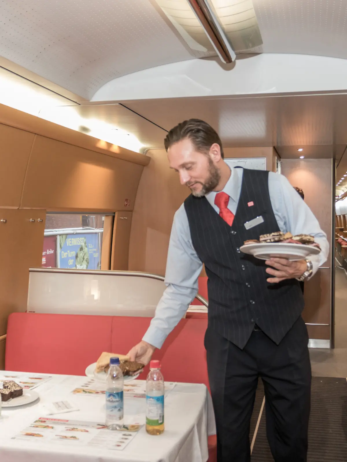 Bahn-Mitarbeiter im Bordrestaurant eines ICE (Symbolfoto)