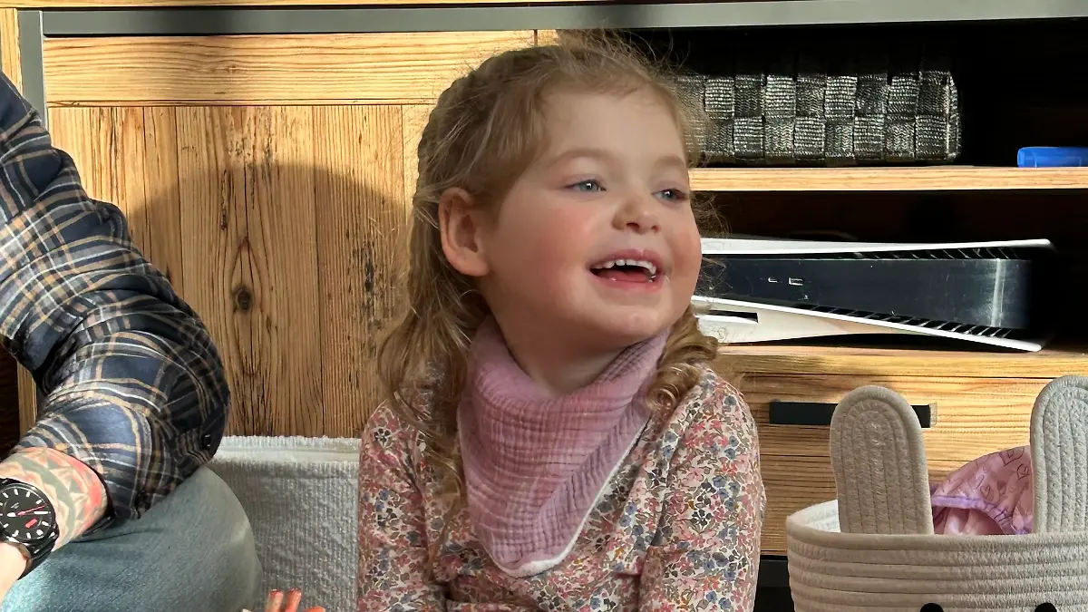 Maras Körper kann Zuckerbausteine, die lebenswichtig sind, nicht richtig nutzen. Die Vierjährige hat das CDG-Syndrom.