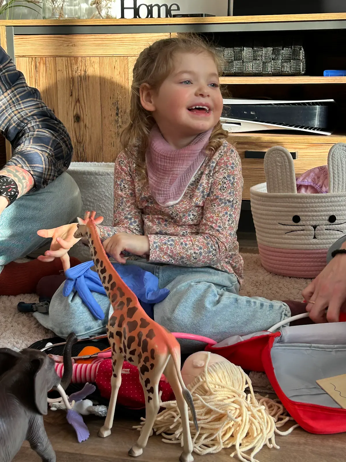 Maras Körper kann Zuckerbausteine, die lebenswichtig sind, nicht richtig nutzen. Die Vierjährige hat das CDG-Syndrom.