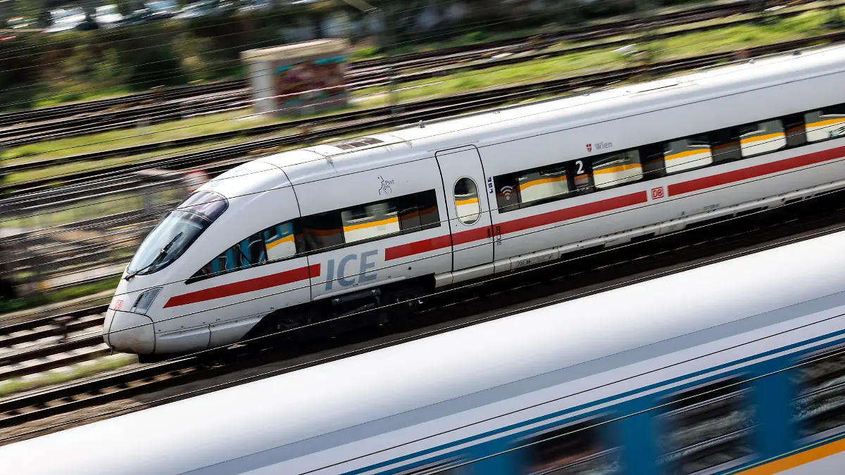 Ein ICE der Deutschen Bahn fährt am 04.09.2024 über die Gleise in München (Bayern). (Aufnahme mit langer Verschlusszeit)