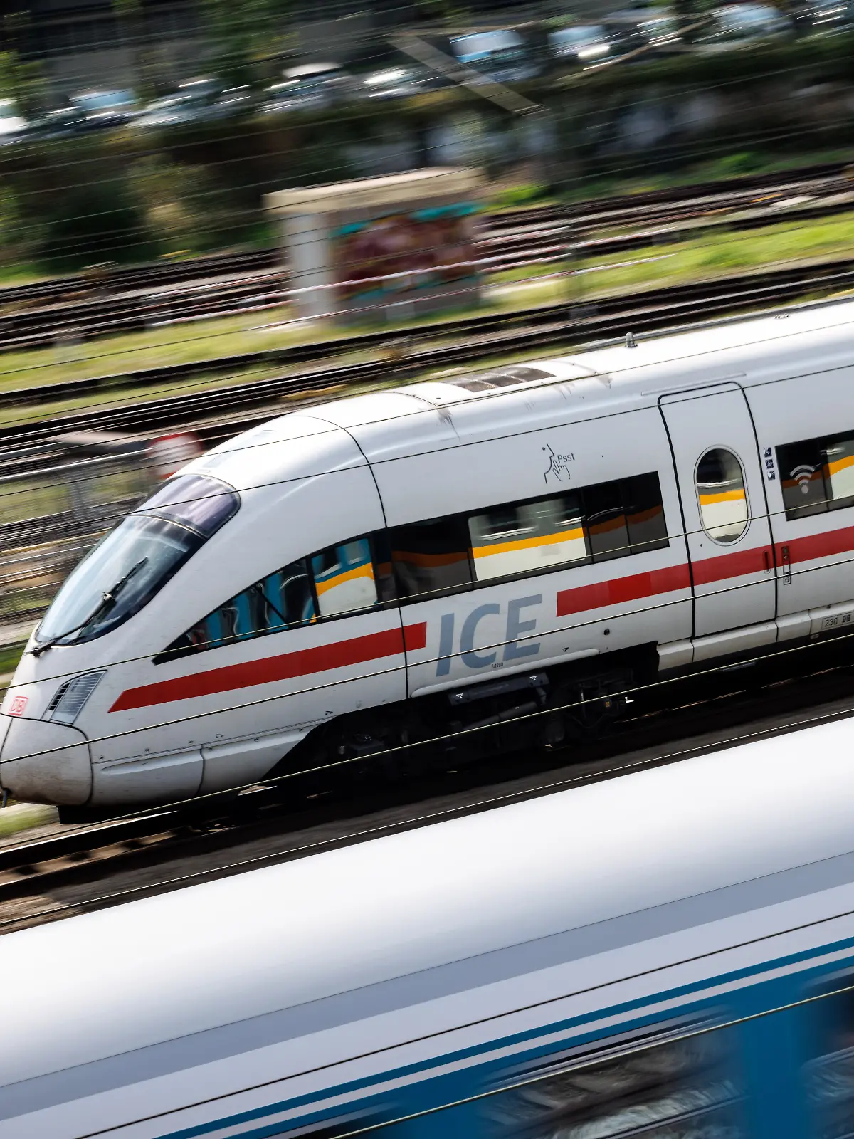 Ein ICE der Deutschen Bahn fährt am 04.09.2024 über die Gleise in München (Bayern). (Aufnahme mit langer Verschlusszeit)
