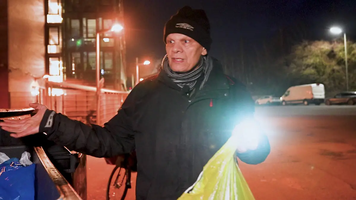 Pfandsammler Eduard Lüning verdient sich mit Leergut eine goldene Nase.