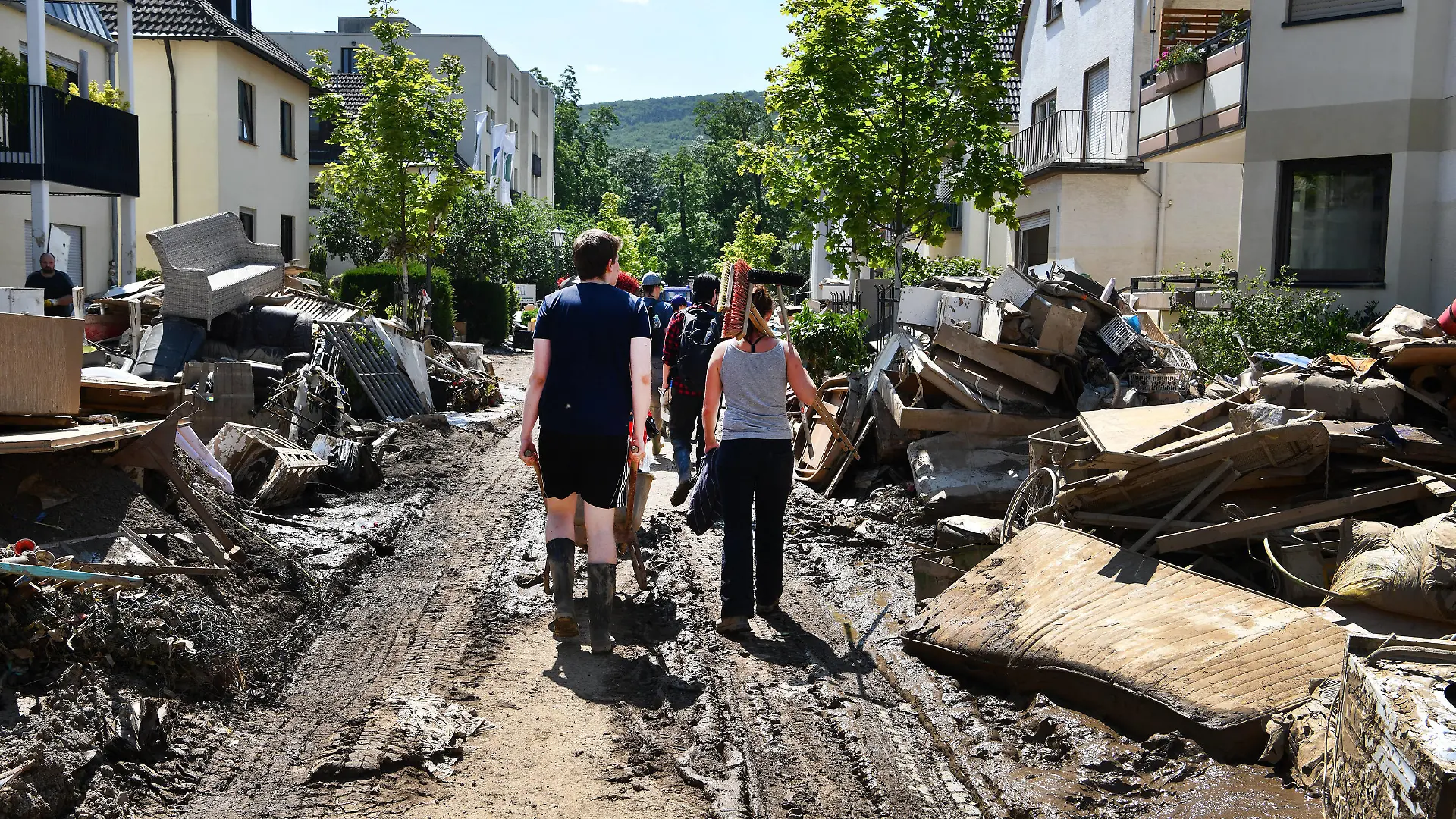 Deutschland, Bad Neuenahr, 21.07.2021 Neben der großen Zahl an Toten und Verletzten im gesamten Kreis Ahrweiler zeigt sich langsam auch das ganze Ausmaß der Schaeden. Allein in der Kreisstadt wuerden die Aufraeumarbeiten wohl mehrere Monate dauern, so die Stadt Bad Neuenahr-Ahrweiler. Foto: Helfer unterwegs Copyright by Bonnfilm - Sepp Spiegl Klaus W. Schmidt GbR, phone: 0049-0228/638151, mobile: 0049-0172/2035455, Poppelsdorfer Allee 56, 53115 Bonn, Germany, Fyrst Bank, IBAN DE60 1001 0010 0958 0611 00, BIC PBNKDEFFXXX Aufräumarbeiten im Krisengebiet