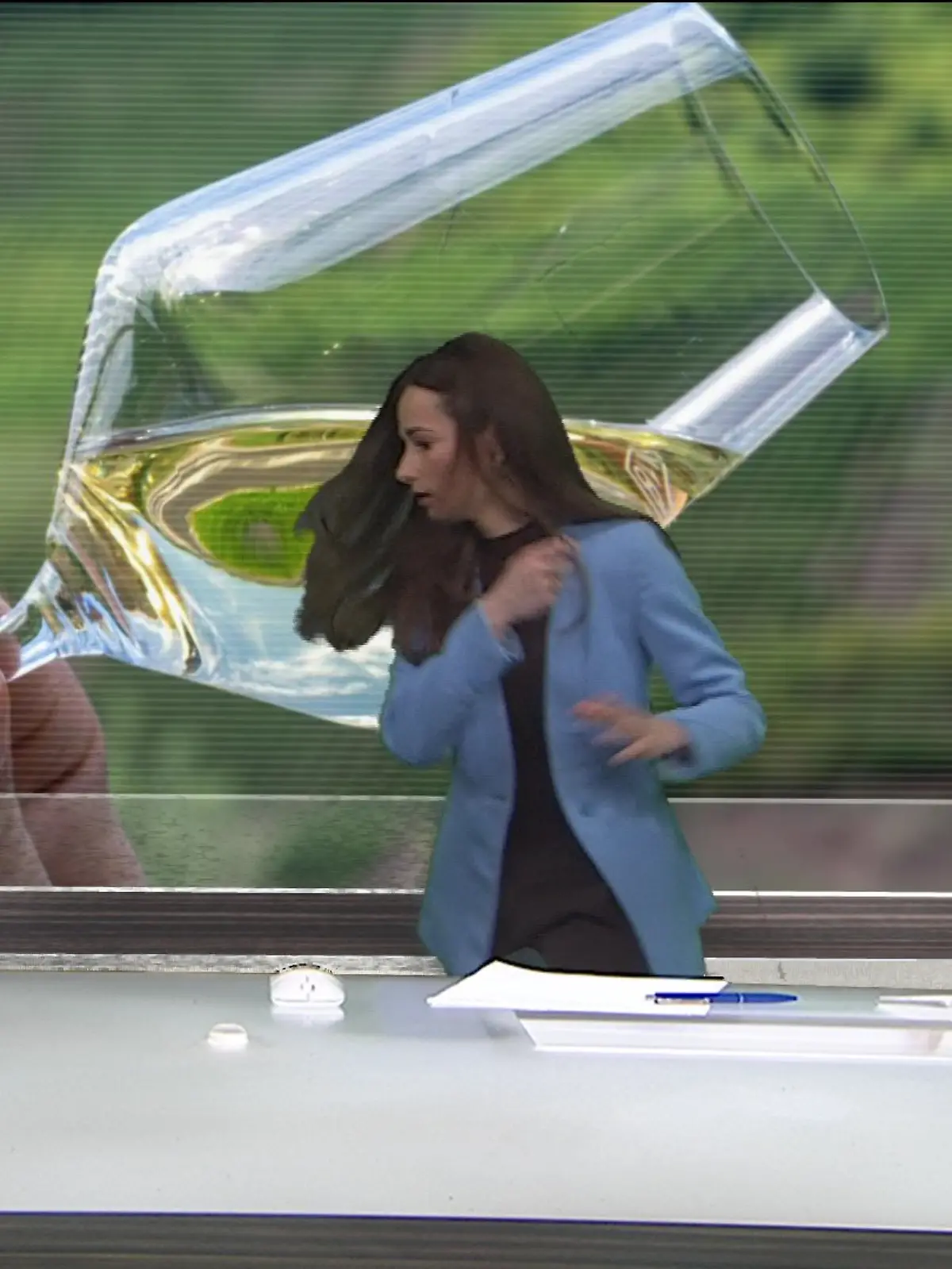 Plötzlich verlässt ntv-Moderatorin Jasmin Gebele ihr Pult.