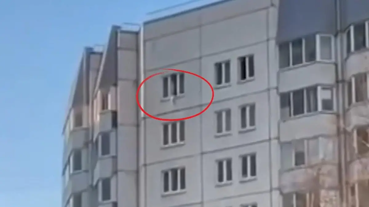 Kleinkind stürzt aus Hochhaus-Fenster! Doppelter Schutzengel wacht am Bürgersteig Horror in Sankt Petersburg