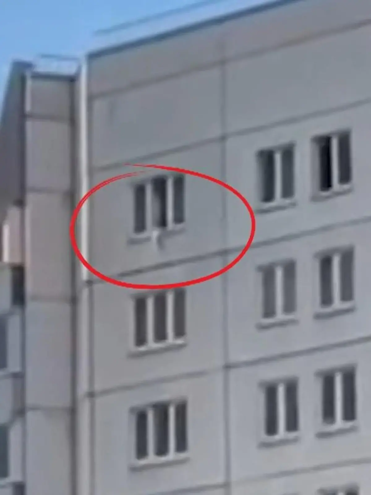 Bild zu: "Kleinkind stürzt aus Hochhaus-Fenster! Doppelter Schutzengel wacht am Bürgersteig"