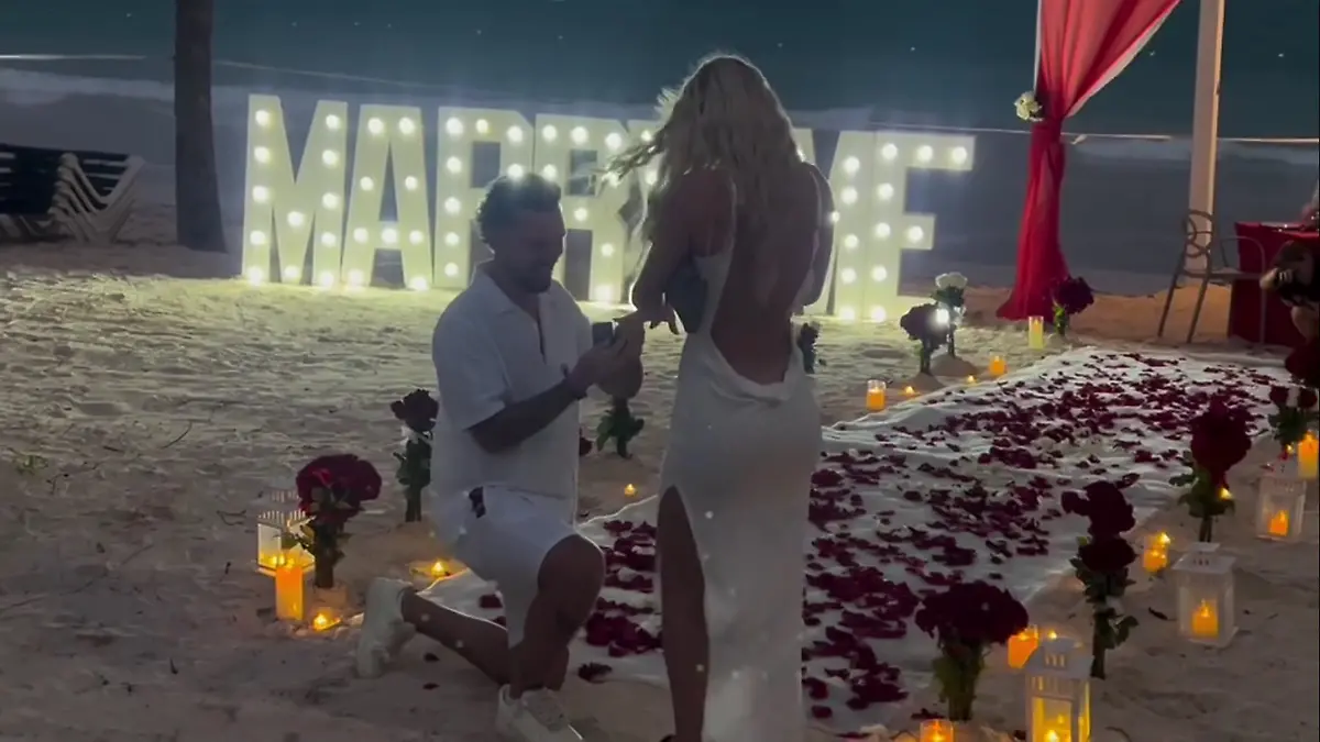 Vor einer traumhaften Strandkulisse samt Kerzen, Rosen und „Marry me”-Leuchtschrift stellt Wladi die Fragen aller Fragen.