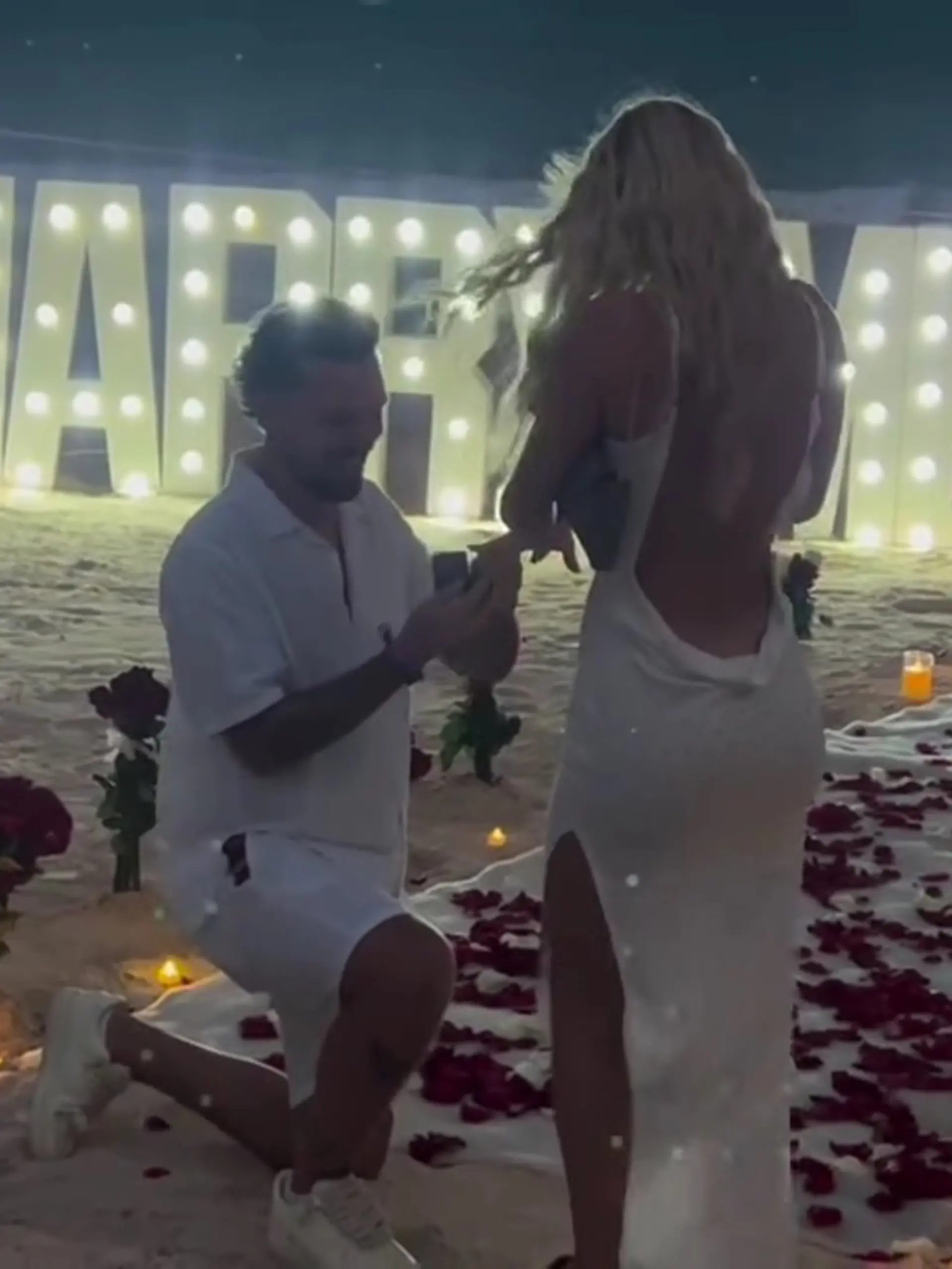 Vor einer traumhaften Strandkulisse samt Kerzen, Rosen und „Marry me”-Leuchtschrift stellt Wladi die Fragen aller Fragen. 
