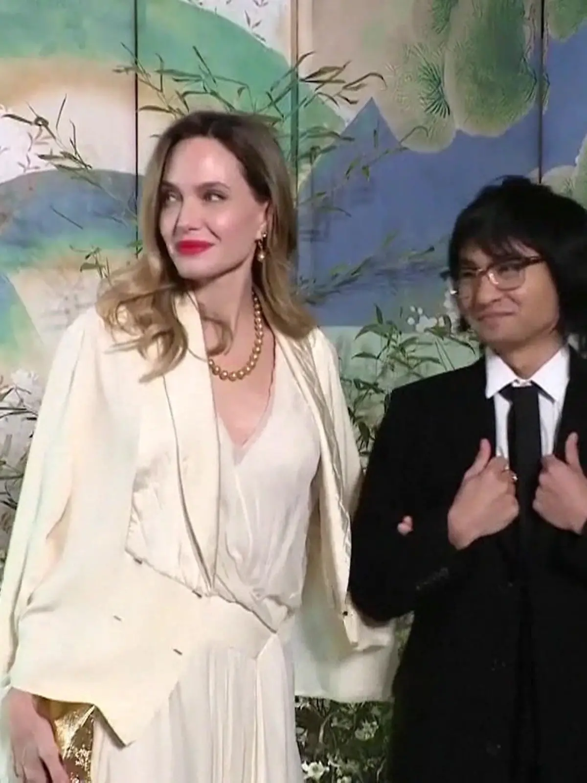 Bild zu: "Angelina Jolie (50) und Brad Pitts (62) ältester Sohn legt Nachnamen seines Vaters ab"