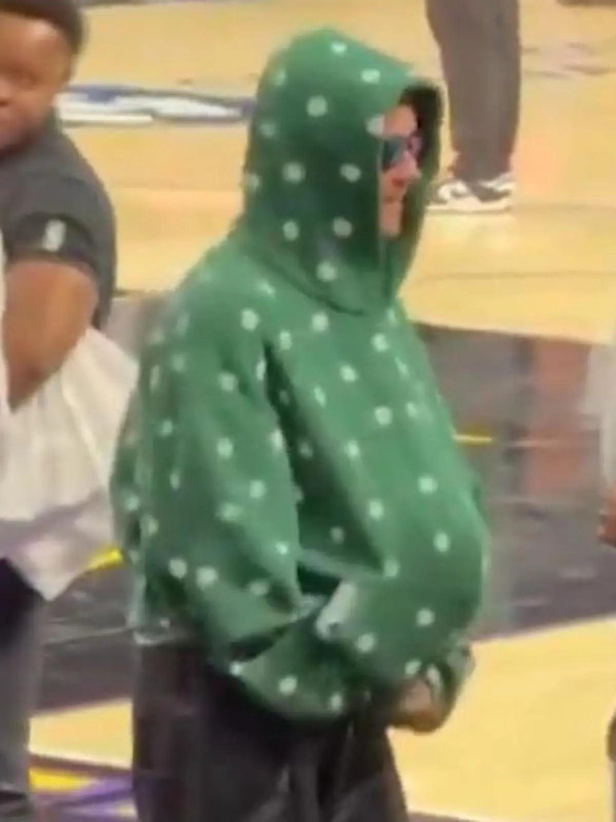 Bild zu: "Mega-Star von Security erwischt – als er DAS klauen will!"