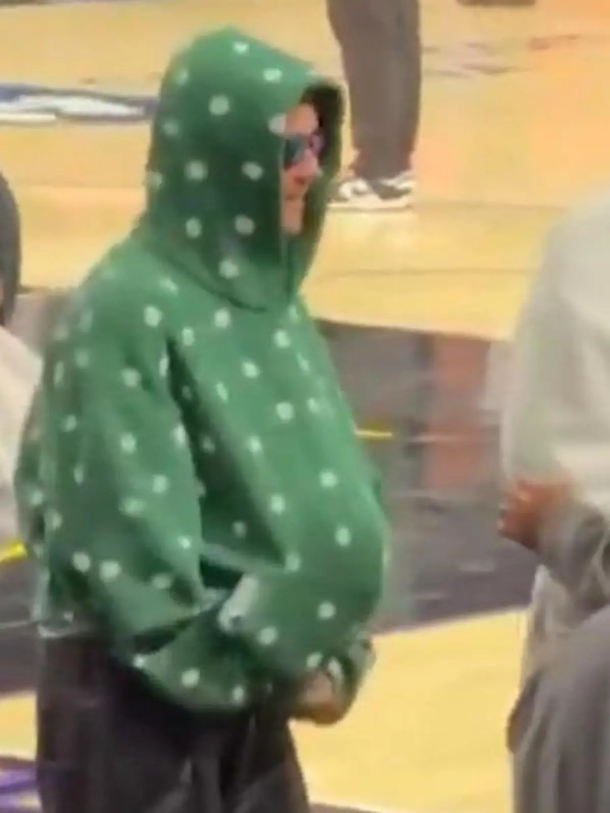 Bild zu: "Mega-Star von Security erwischt – als er DAS klauen will!"