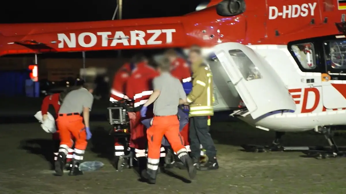 Kind (1) stürzt aus Fenster Lebensgefahr!