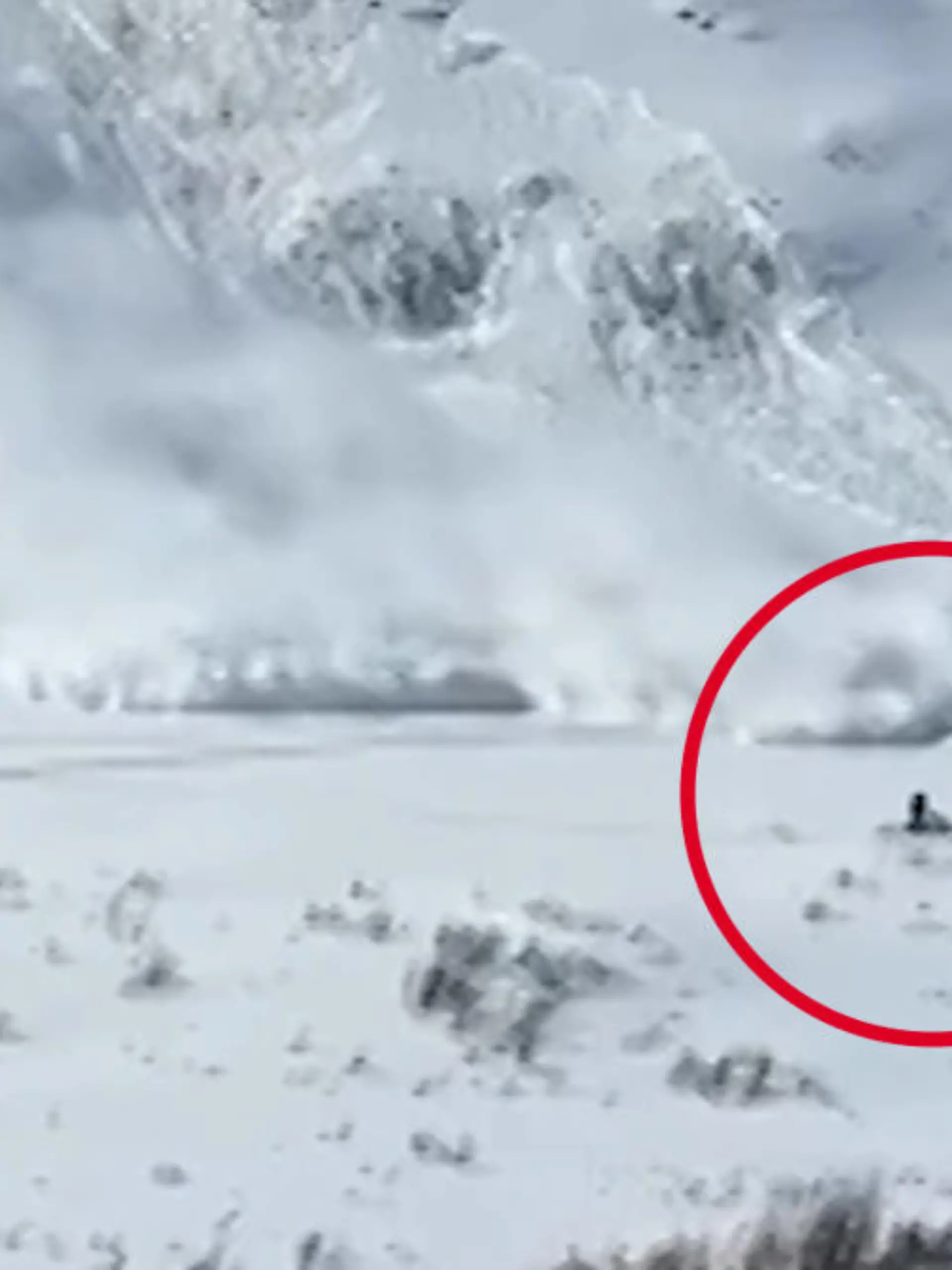 Bild zu: "Lebensgefahr auf der Piste! Wintersportler löst mit DIESER Aktion Lawine aus "