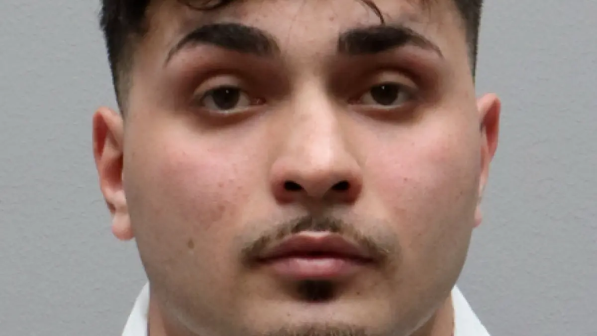 Der 22-Jähriger ist nach einer Richtervorführung geflohen. 