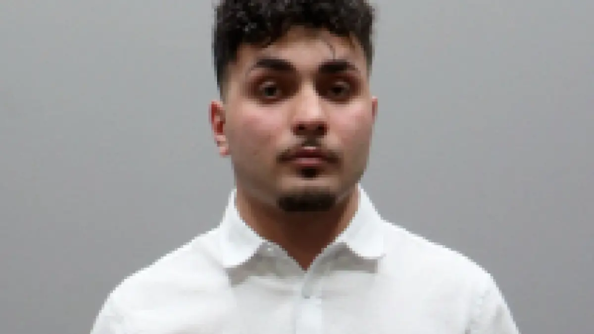 Die Polizei in Bayern warnt aktuell vor Hasan Alomar Almrai. Der 22-Jährige sei nach einer Vorführung beim Richter in Passau in Fesseln geflohen. 