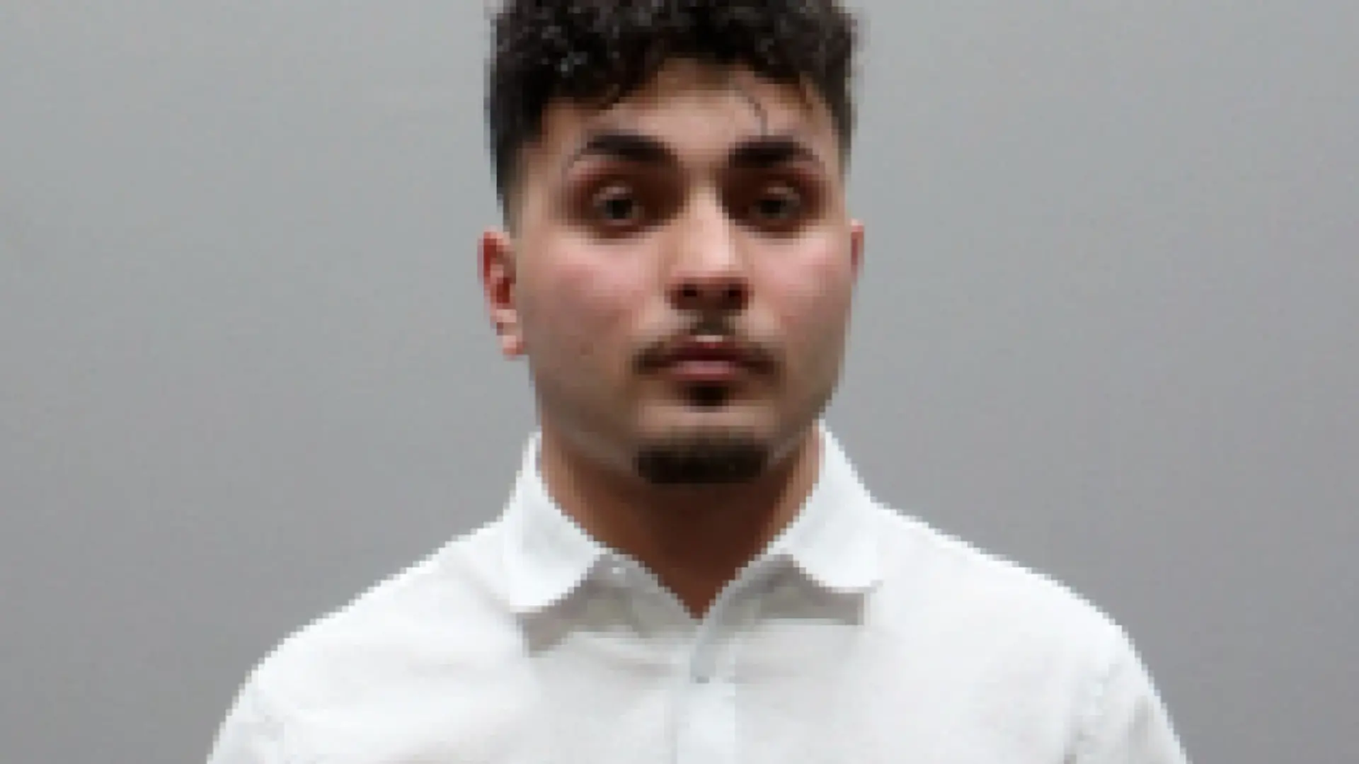 Die Polizei in Bayern warnt aktuell vor Hasan Alomar Almrai. Der 22-Jährige sei nach einer Vorführung beim Richter in Passau in Fesseln geflohen.