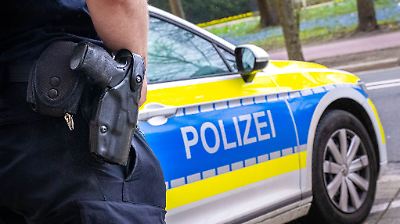Hildesheim: Frau (43) tot in Wohnung gefunden – war es Mord? Mutmaßlicher Täter auf der Flucht!