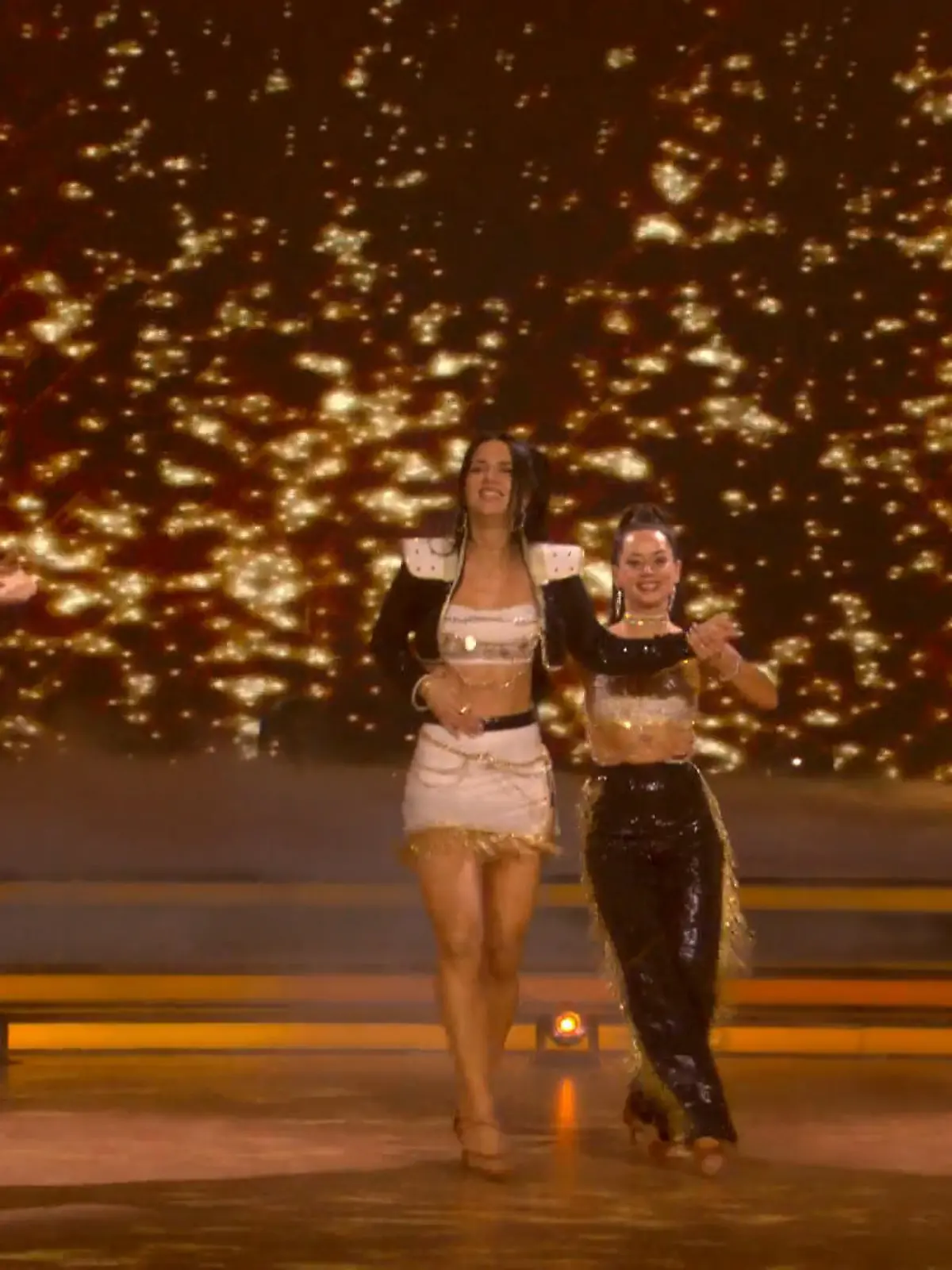 Bild zu: "Betty Taube, Vanessa Borck und Nadja Benaissa mit dem Cha Cha Cha"