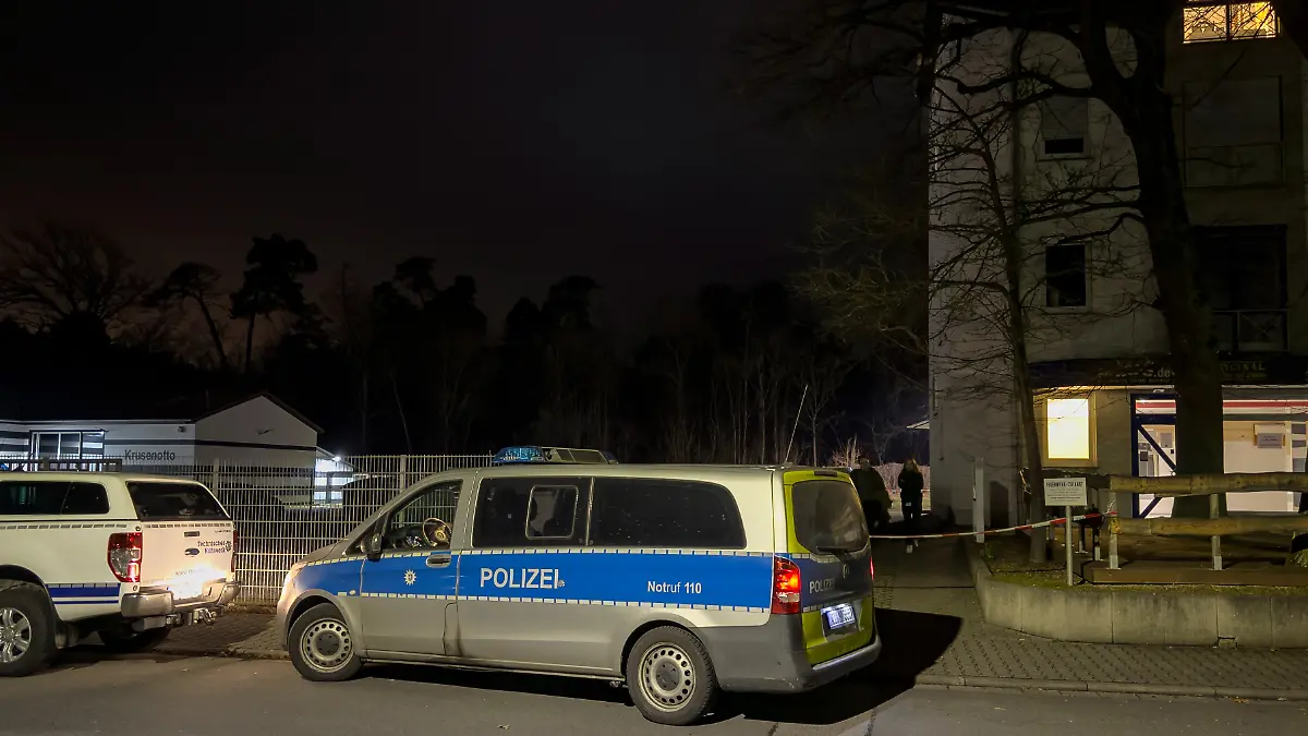 Eine Polizeiauto steht am Einsatzort. Nach dem Fund einer Leiche in Heusenstamm (Landkreis Offenbach) wird wegen des Verdachts einer Straftat ermittelt. Der Bereich wurde abgesperrt.