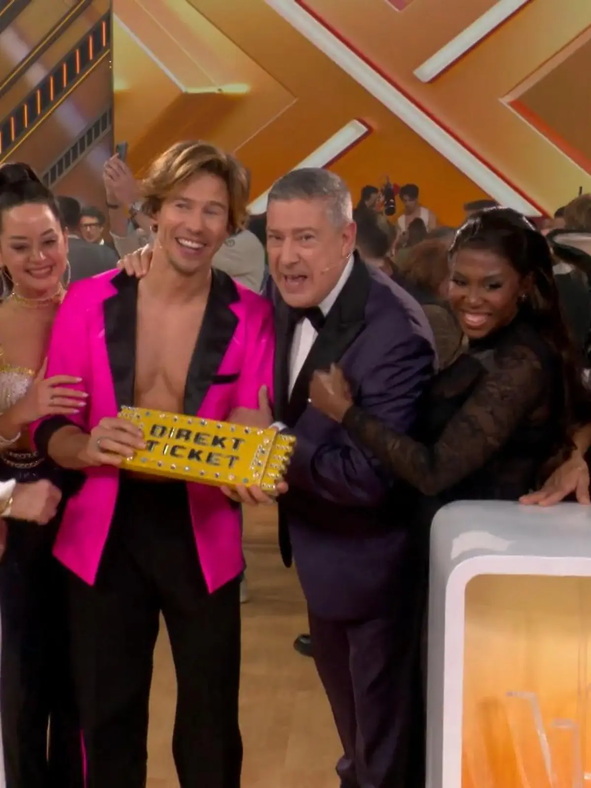 Bild zu: "Bei einem Tanzpaar kann er sich einen Spruch nicht verkneifen"