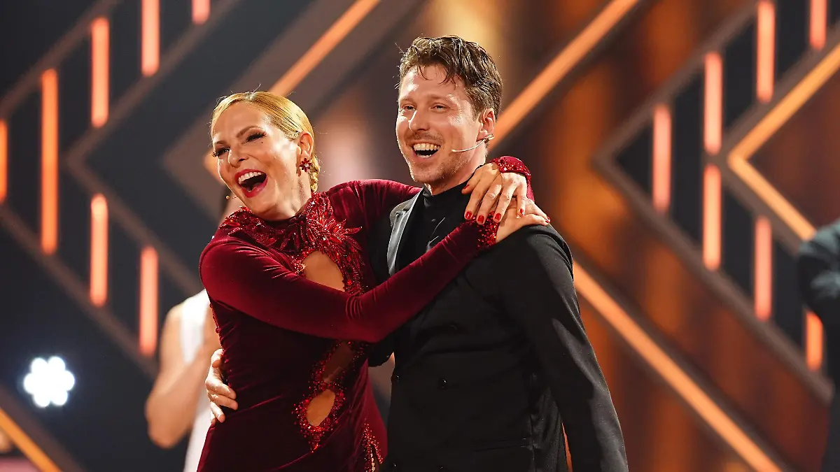 Sonya Kraus und Valentin Lusin wagen sich bei „Let’s Dance” 2026 gemeinsam aufs Parkett. 