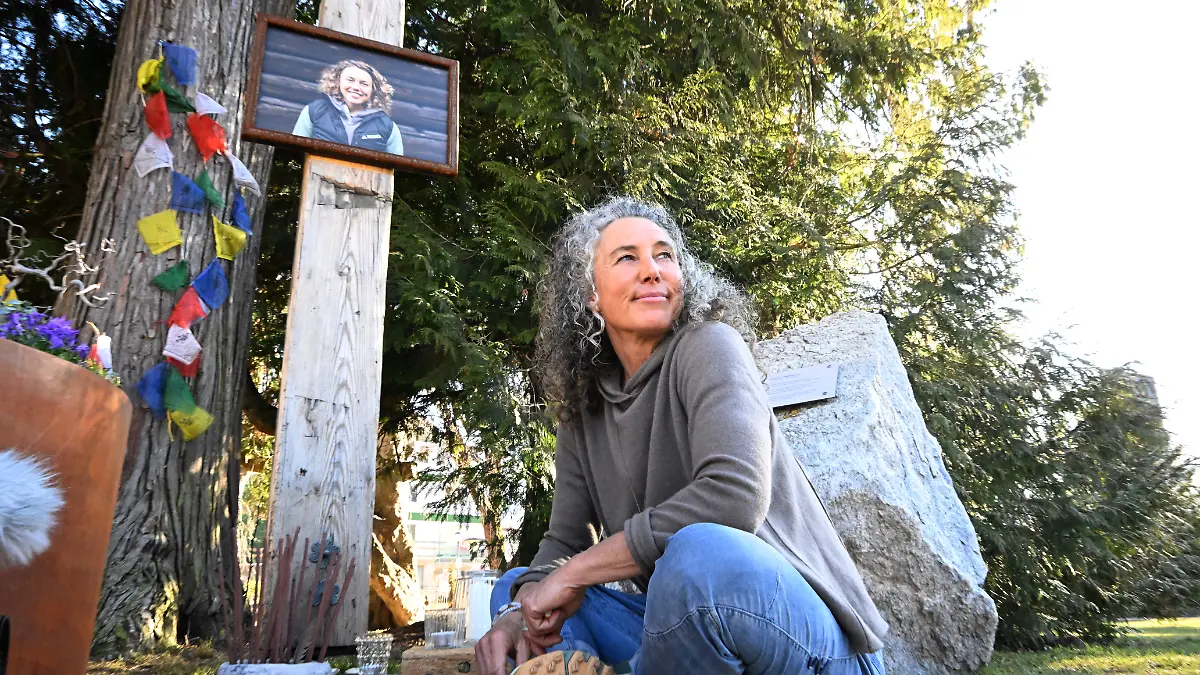 Die Mutter von Laura Dahlmeier, Susi Dahlmeier sitzt vor der Offiziellen Umbenennung des Kurparks in "Laura Dahlmeier Park", im künftigen Laura-Dahlmeier-Park bei einem Dreh für das ZDF. +++ dpa-Bildfunk +++