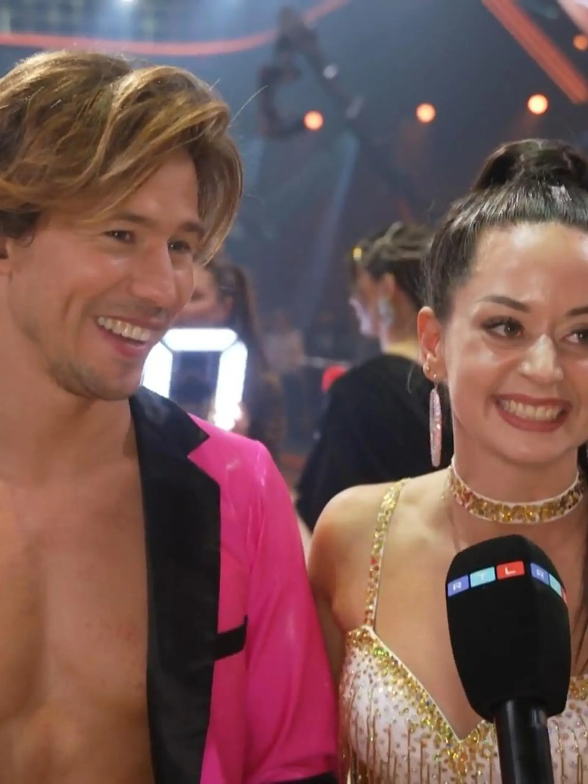 Bild zu: "Malika Dzumaev ist überwältigt von ihrem „Let’s Dance“-Partner Joel Mattli"