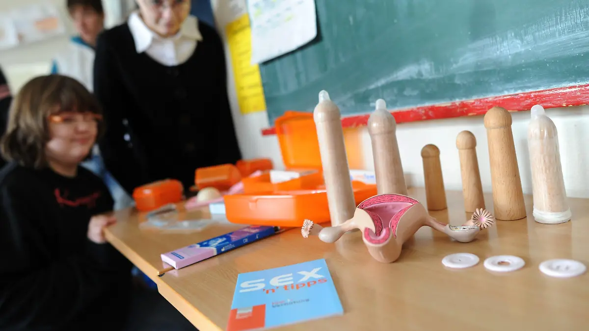Schüler stehen am Freitag (04.11.2011) in einer Schule in Hannover im Sexualkundeunterricht neben Anschauungsmaterial. Bettina Wulff, Schirmherrin der Stiftung "Eine Chance für Kinder" hat in einer Unterrichtseinheit "Sozialkompetenz und Sexualerziehung" mit Schüler diskutiert. Die Stiftung, die Bedarf sieht, Jugendliche in einer für sie verständlichen Weise aufzuklären, führt an zehn niedersächsischen Förder- und Hauptschulen eine Unterrichtseinheit durch. Foto: Julian Stratenschulte dpa/lni +++(c) dpa - Bildfunk+++