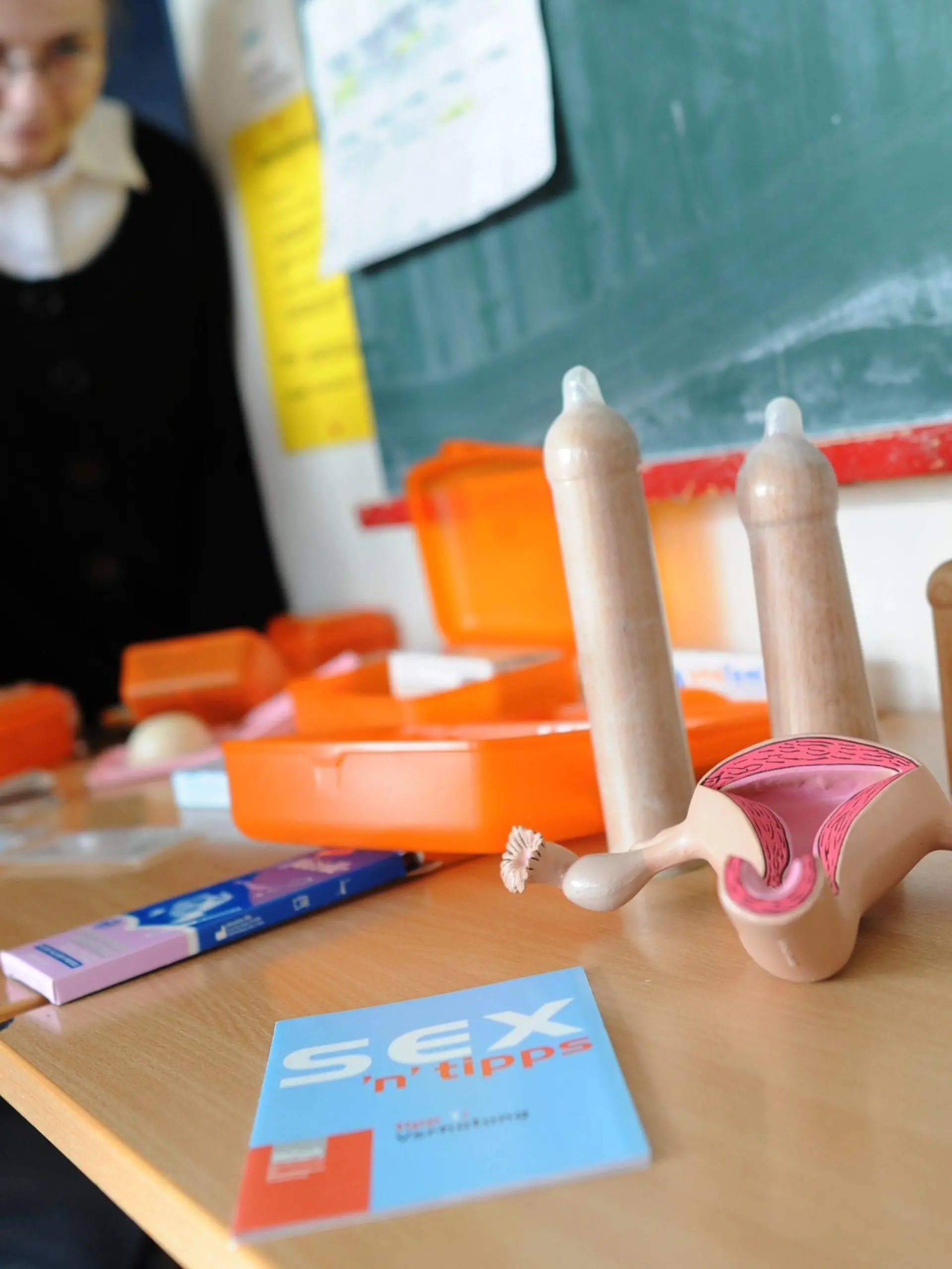 Schüler stehen am Freitag (04.11.2011) in einer Schule in Hannover im Sexualkundeunterricht neben Anschauungsmaterial. Bettina Wulff, Schirmherrin der Stiftung "Eine Chance für Kinder" hat in einer Unterrichtseinheit "Sozialkompetenz und Sexualerziehung" mit Schüler diskutiert. Die Stiftung, die Bedarf sieht, Jugendliche in einer für sie verständlichen Weise aufzuklären, führt an zehn niedersächsischen Förder- und Hauptschulen eine Unterrichtseinheit durch. Foto: Julian Stratenschulte dpa/lni  +++(c) dpa - Bildfunk+++
