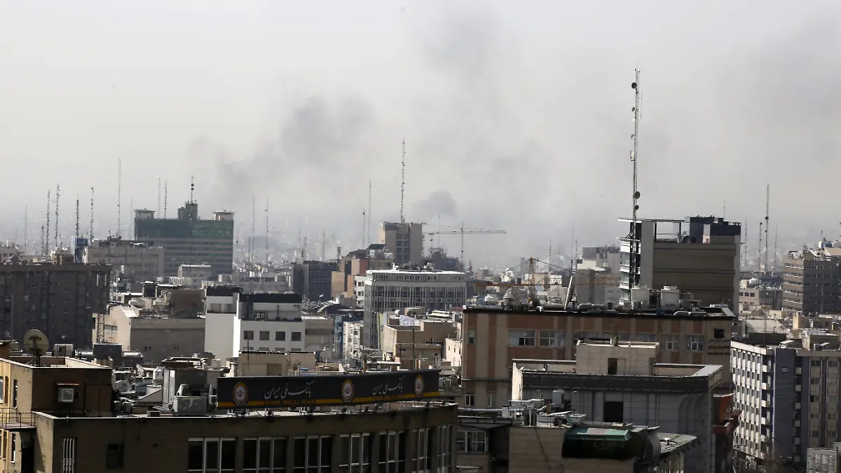 Rauchsäulen stehen über dem Stadtzentrum von Teheran. Israel und die USA hatten bestätigt, das Land anzugreifen