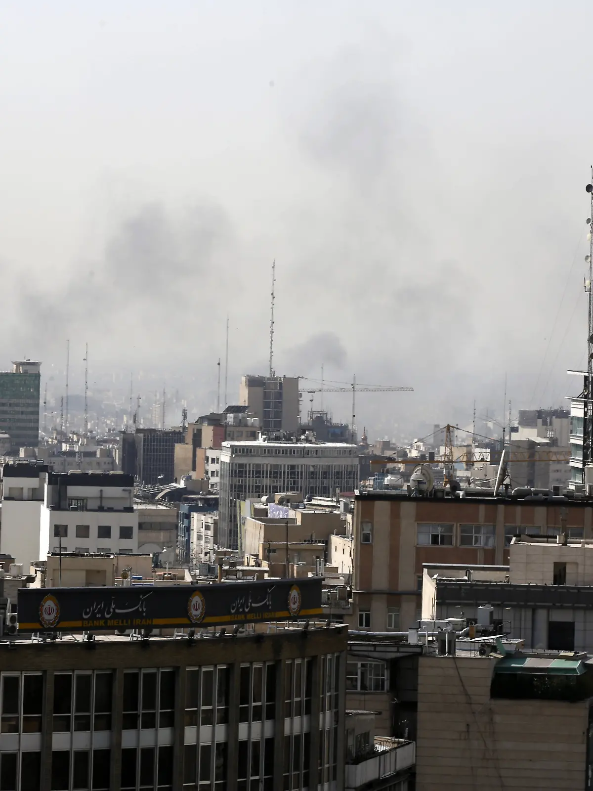 Rauchsäulen stehen über dem Stadtzentrum von Teheran. Israel und die USA hatten bestätigt, das Land anzugreifen