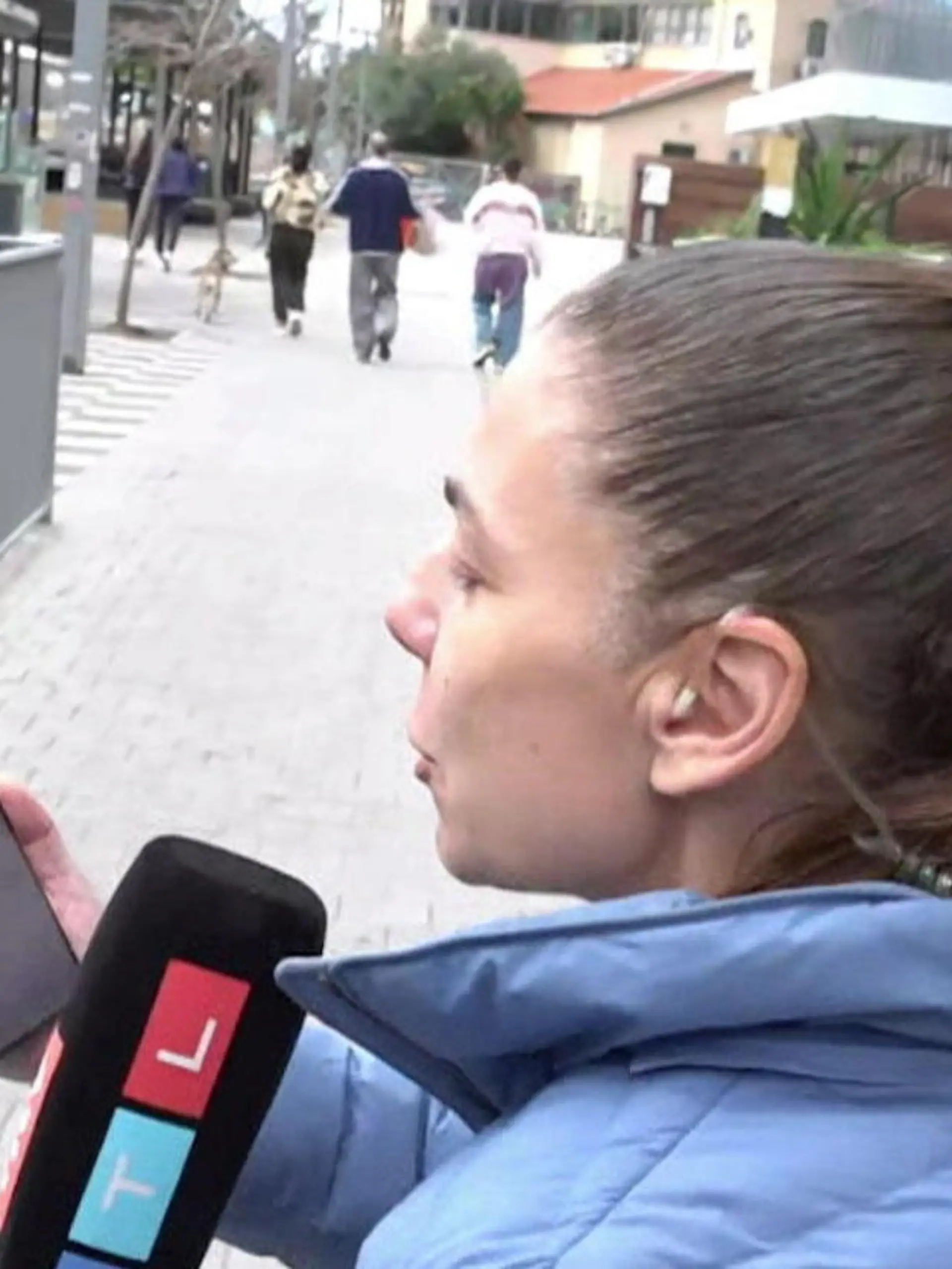 Bild zu: "Raketen-Alarm während Schalte! RTL-Reporterin flüchtet in Bunker"
