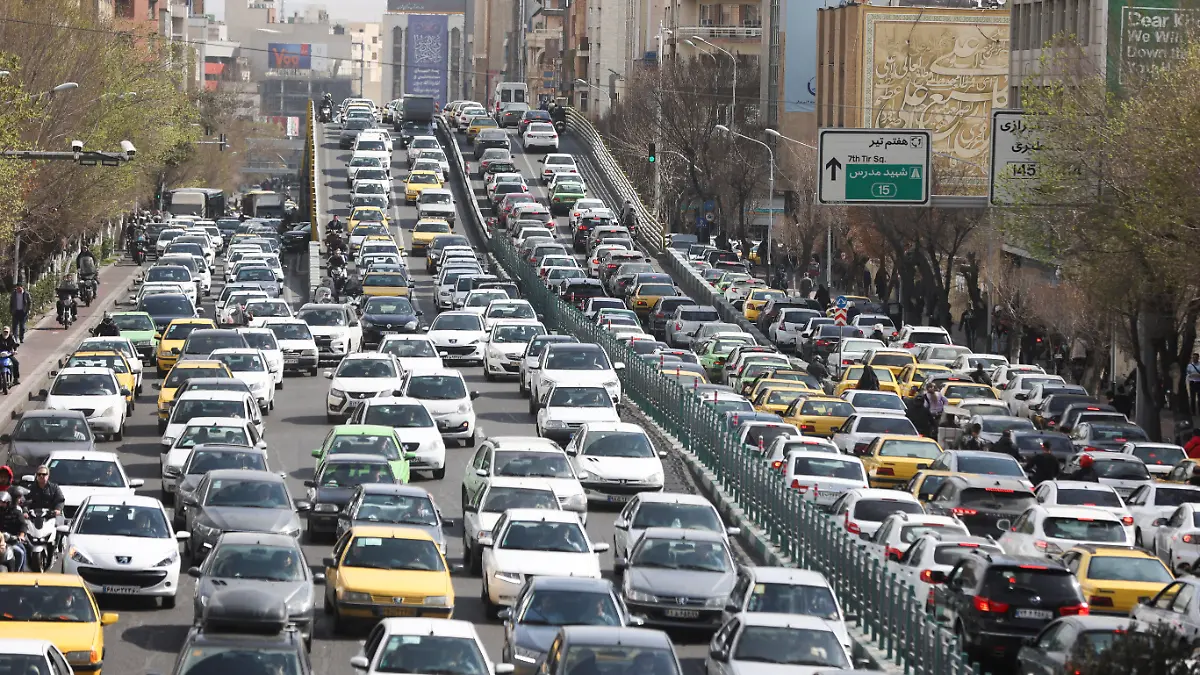 In Irans Hauptstadt Teheran haben sich lange Staus gebildet